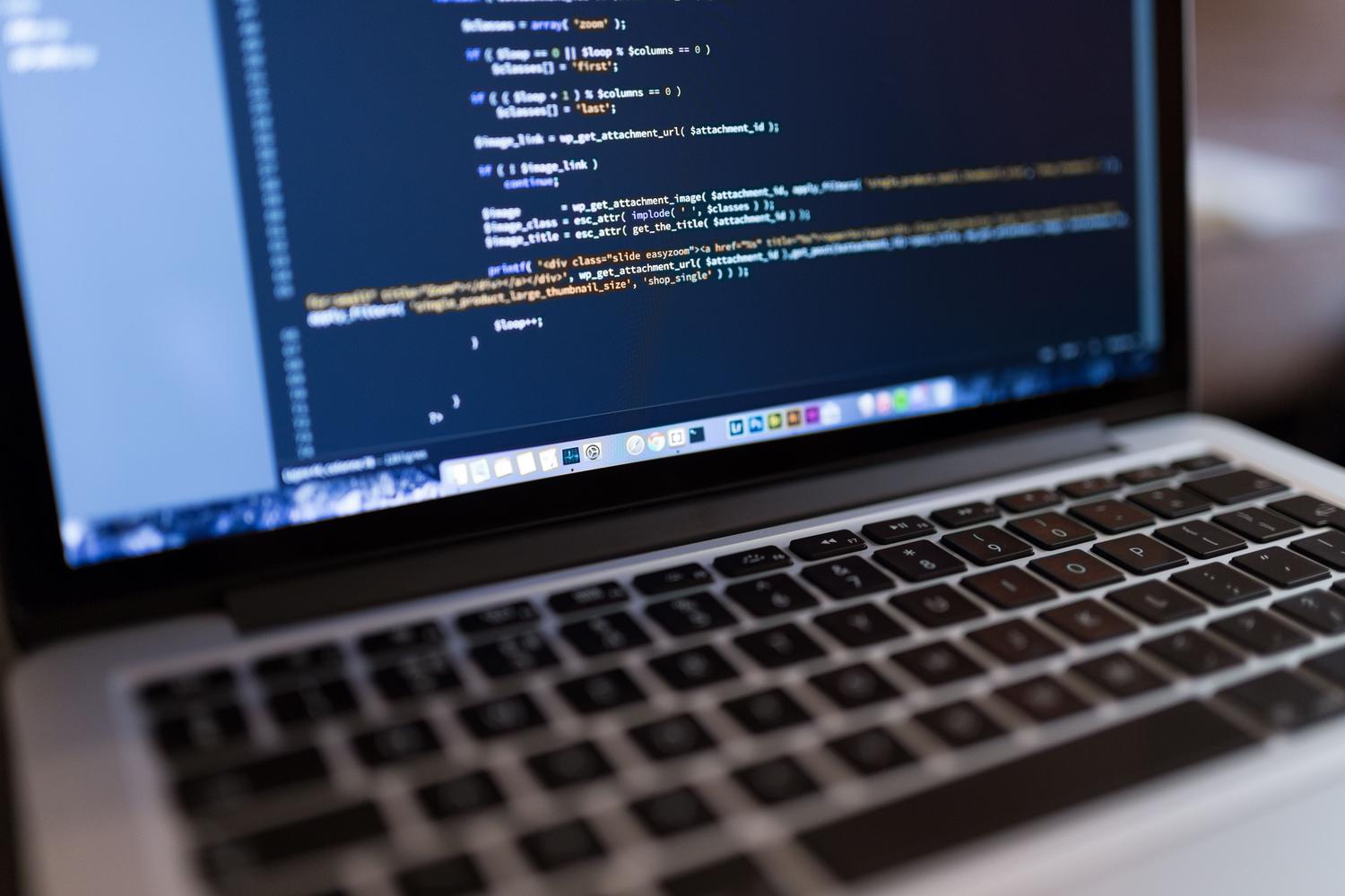 Entorno de trabajo tecnológico con laptop y café, ideal para introducir una guía de instalación de software. Entorno de trabajo tecnológico con laptop y café, ideal para introducir una guía de instalación de software.