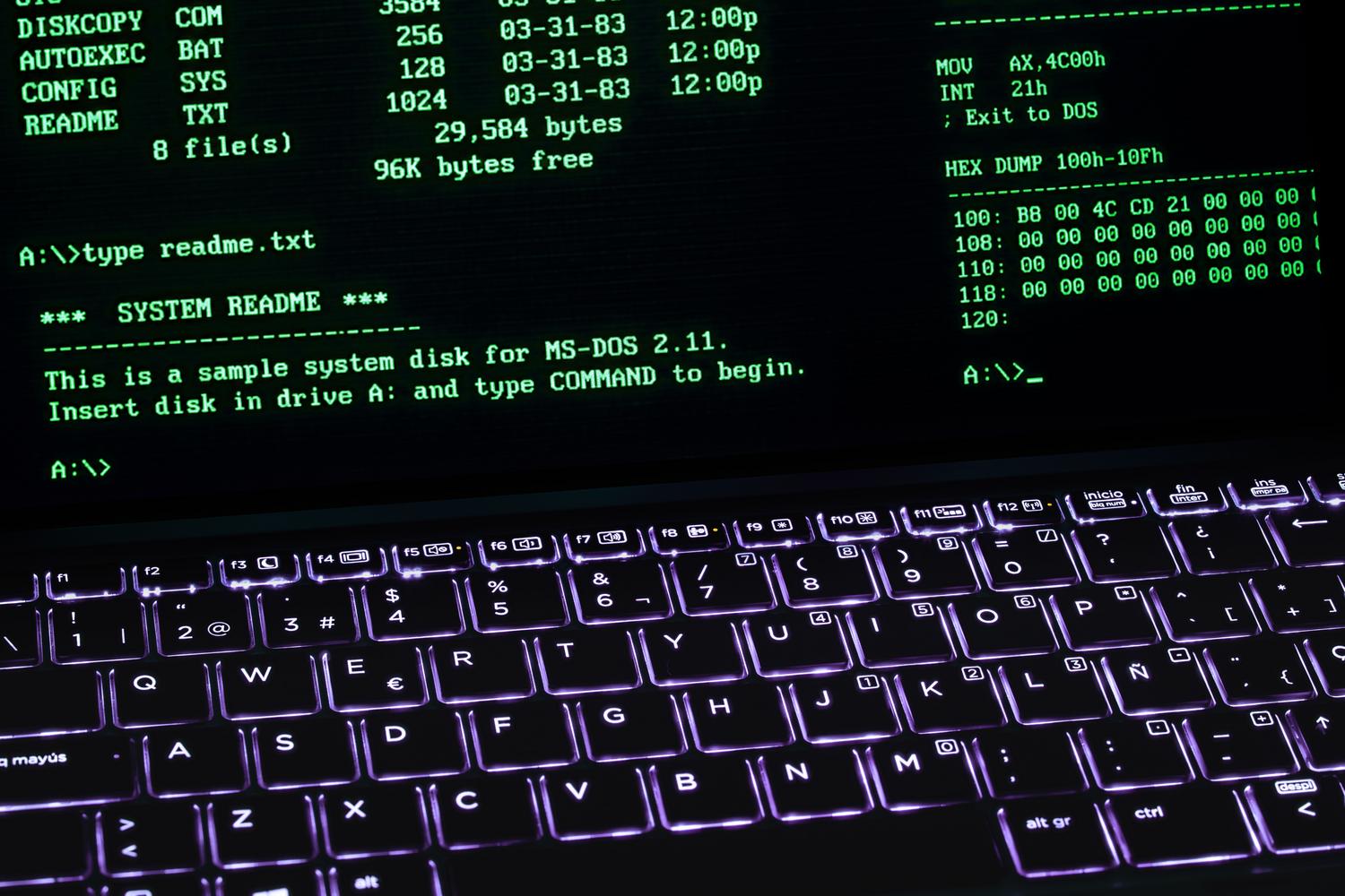 Primer plano de una terminal de comandos en una laptop, representando la interfaz de línea de comandos de yt-dlp. Primer plano de una terminal de comandos en una laptop, representando la interfaz de línea de comandos de yt-dlp.