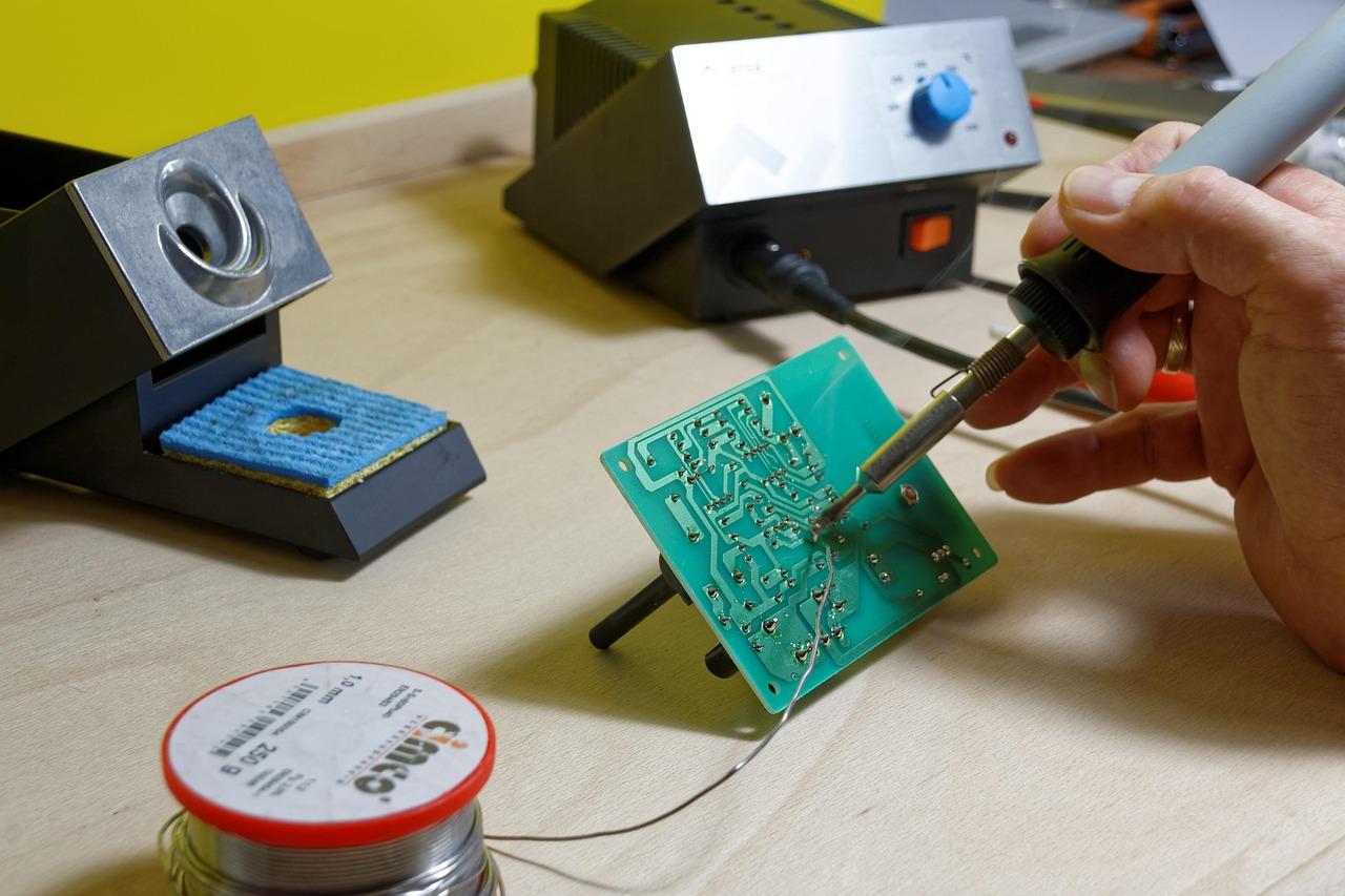 Proceso de soldadura electrónica sobre una placa de circuito impreso (PCB). Proceso de soldadura electrónica sobre una placa de circuito impreso (PCB).