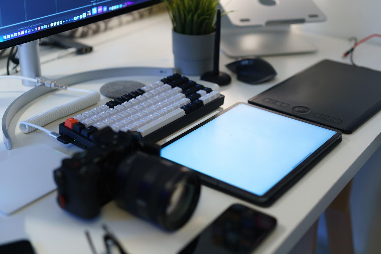 Configuración de oficina moderna para diseño gráfico que incluye una tableta digital y equipo periférico.