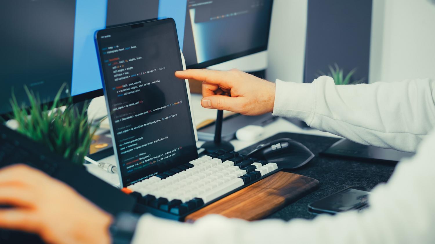 Programador desarrollando código seguro en un portátil, ilustrando la implementación de la seguridad desde la raíz del software. Programador desarrollando código seguro en un portátil, ilustrando la implementación de la seguridad desde la raíz del software.