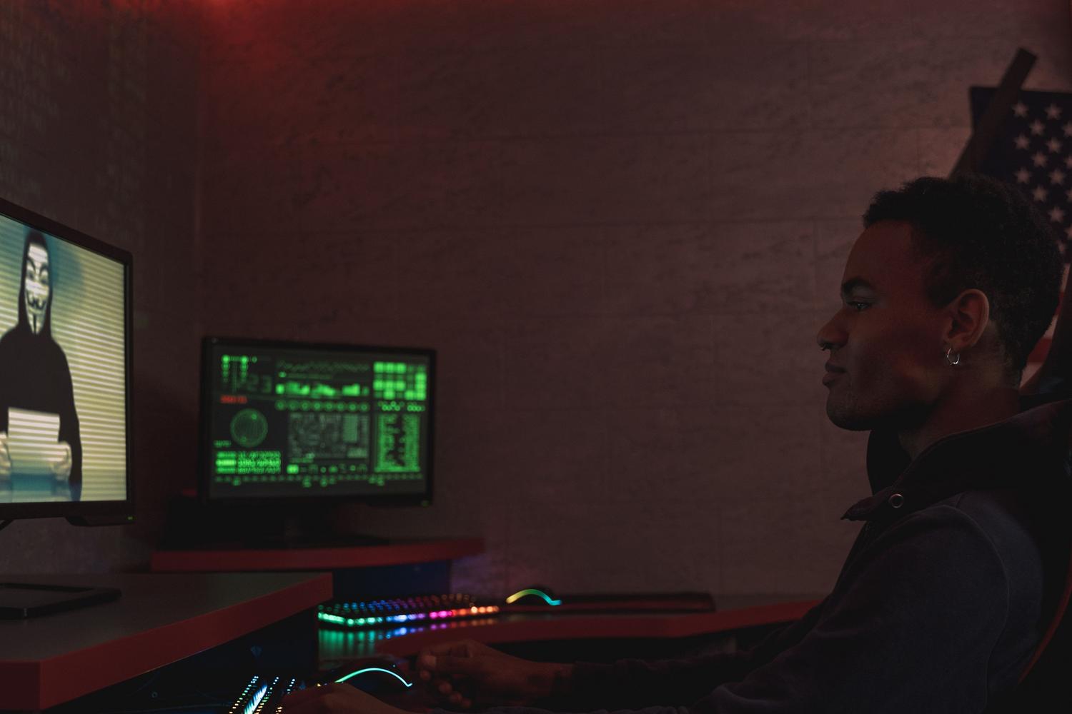 Experto en ciberseguridad monitorizando sistemas de datos en tiempo real para detectar amenazas mediante herramientas SIEM y EDR. Experto en ciberseguridad monitorizando sistemas de datos en tiempo real para detectar amenazas mediante herramientas SIEM y EDR.