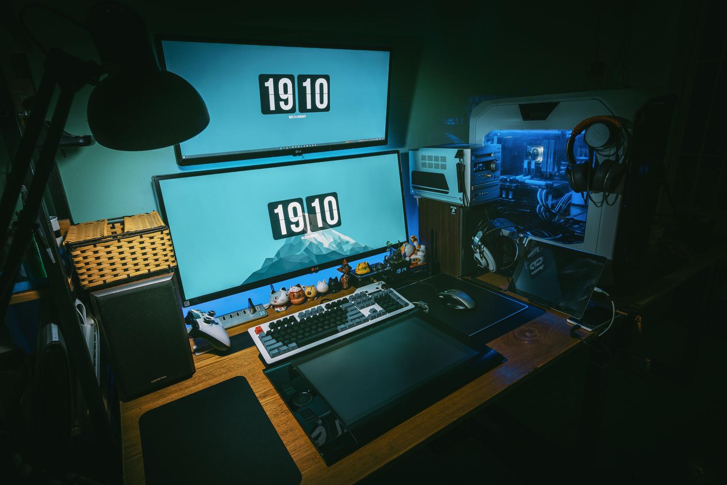 Escritorio de gaming elegante con doble monitor y PC potente