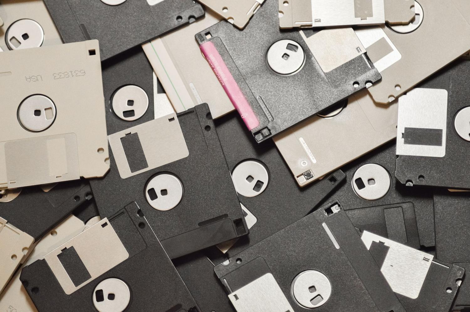 Colección de disquetes vintage, evocando la transición desde el almacenamiento físico hacia la distribución digital de Steam.