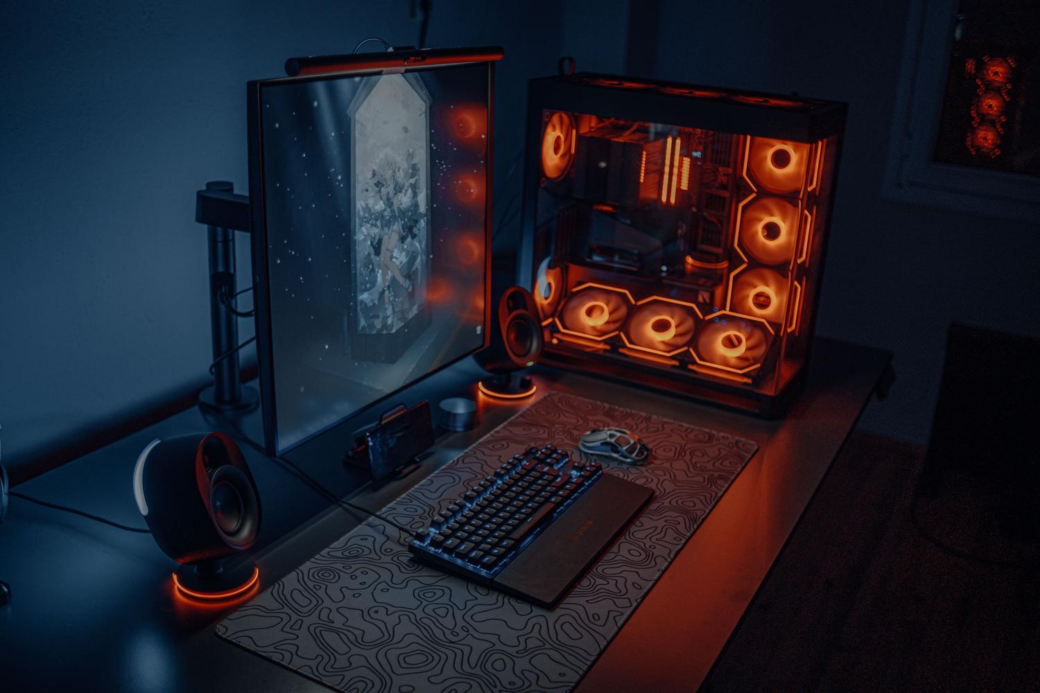 Setup de gaming moderno con iluminación RGB y monitor curvo, ilustrando la potencia actual de los juegos en Windows.