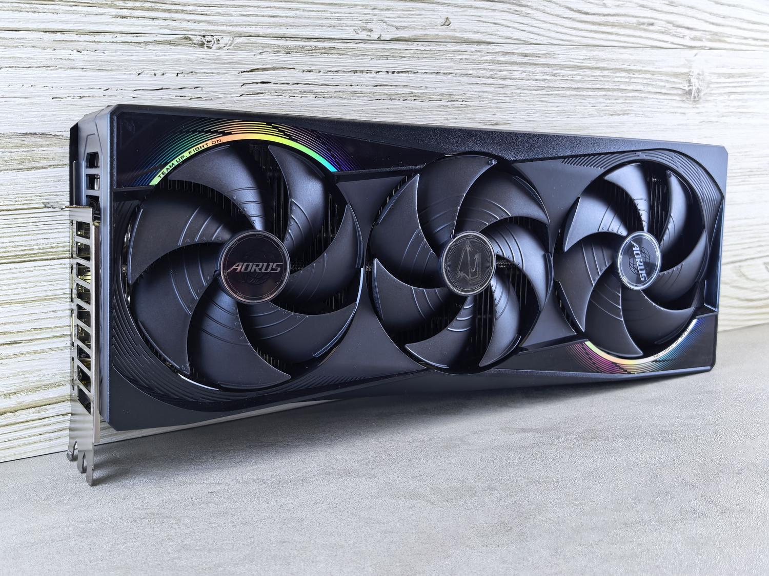 Tarjeta gráfica moderna de alto rendimiento con ventiladores RGB, representando la evolución del hardware y DirectX.