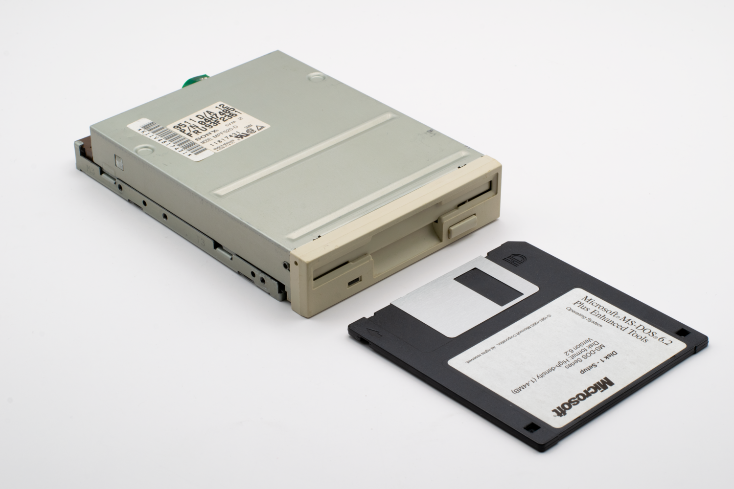 Disquete de Microsoft MS-DOS 6.2, símbolo de la época de configuración manual de memoria y distribución física.