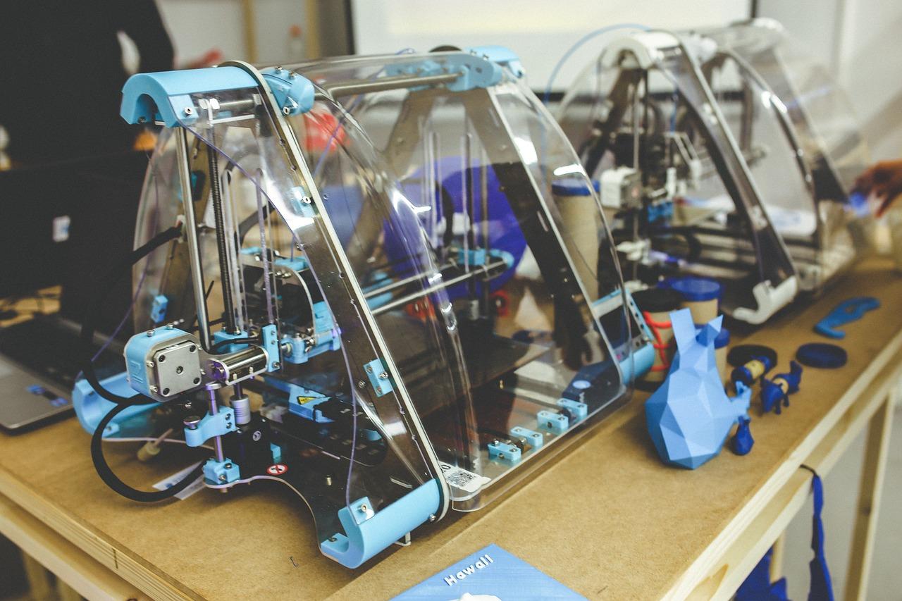 Impresora 3D de alta precisión creando un modelo técnico en un entorno de trabajo. Impresora 3D de alta precisión creando un modelo técnico en un entorno de trabajo.