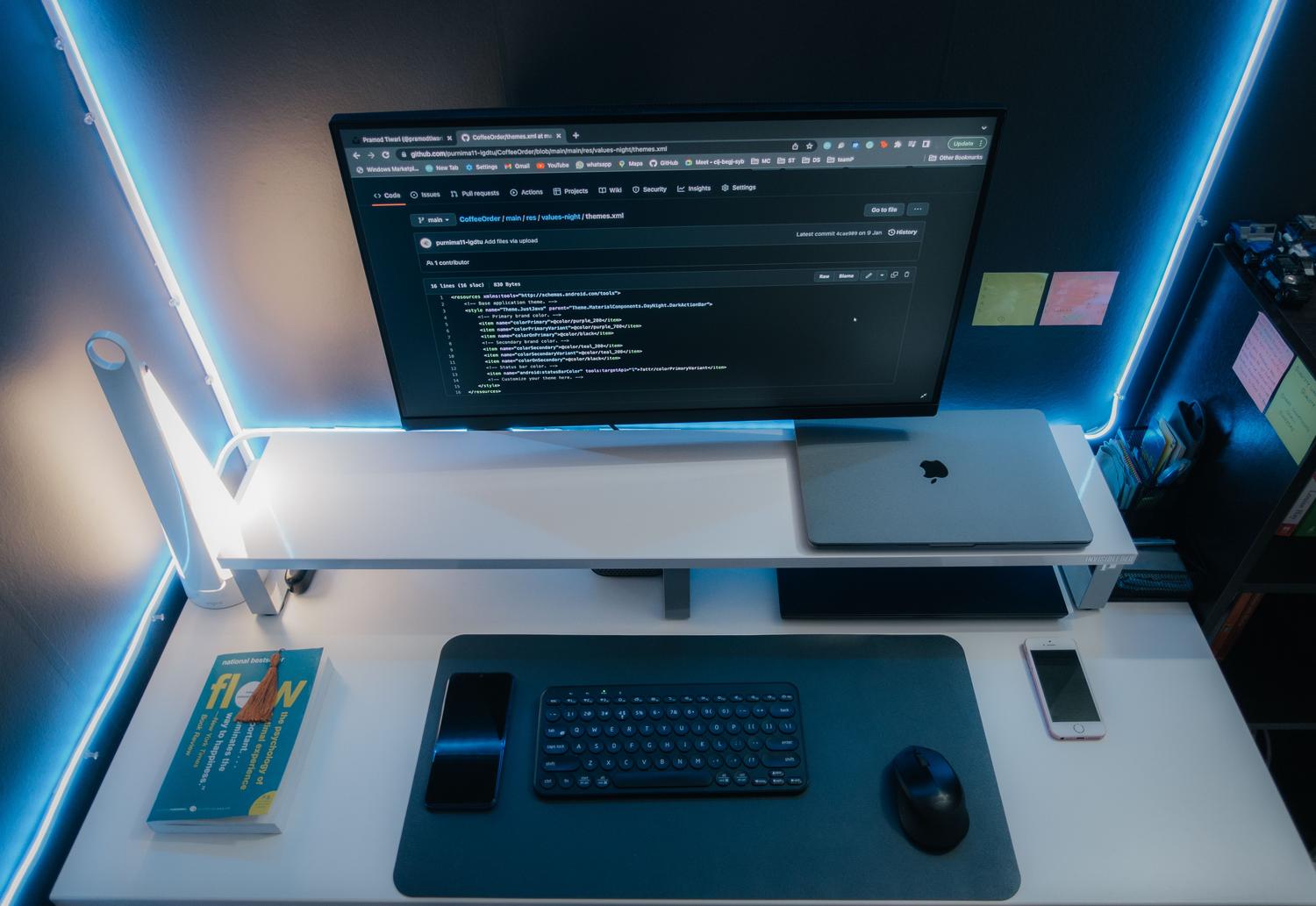 Estación de trabajo moderna y minimalista con iluminación tenue, ideal para representar el entorno de instalación local de software de IA.