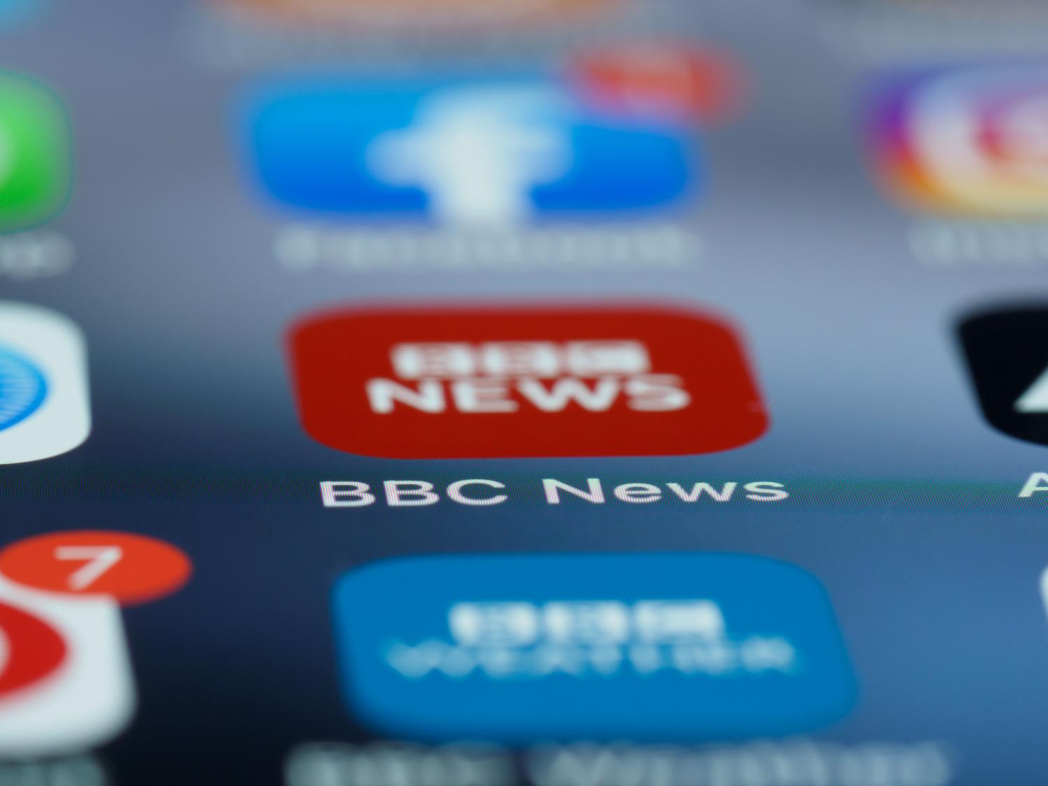 Primer plano de la pantalla de un smartphone con iconos de aplicaciones de noticias, representando la sincronización bidireccional de feeds RSS con dispositivos móviles Primer plano de la pantalla de un smartphone con iconos de aplicaciones de noticias, representando la sincronización bidireccional de feeds RSS con dispositivos móviles