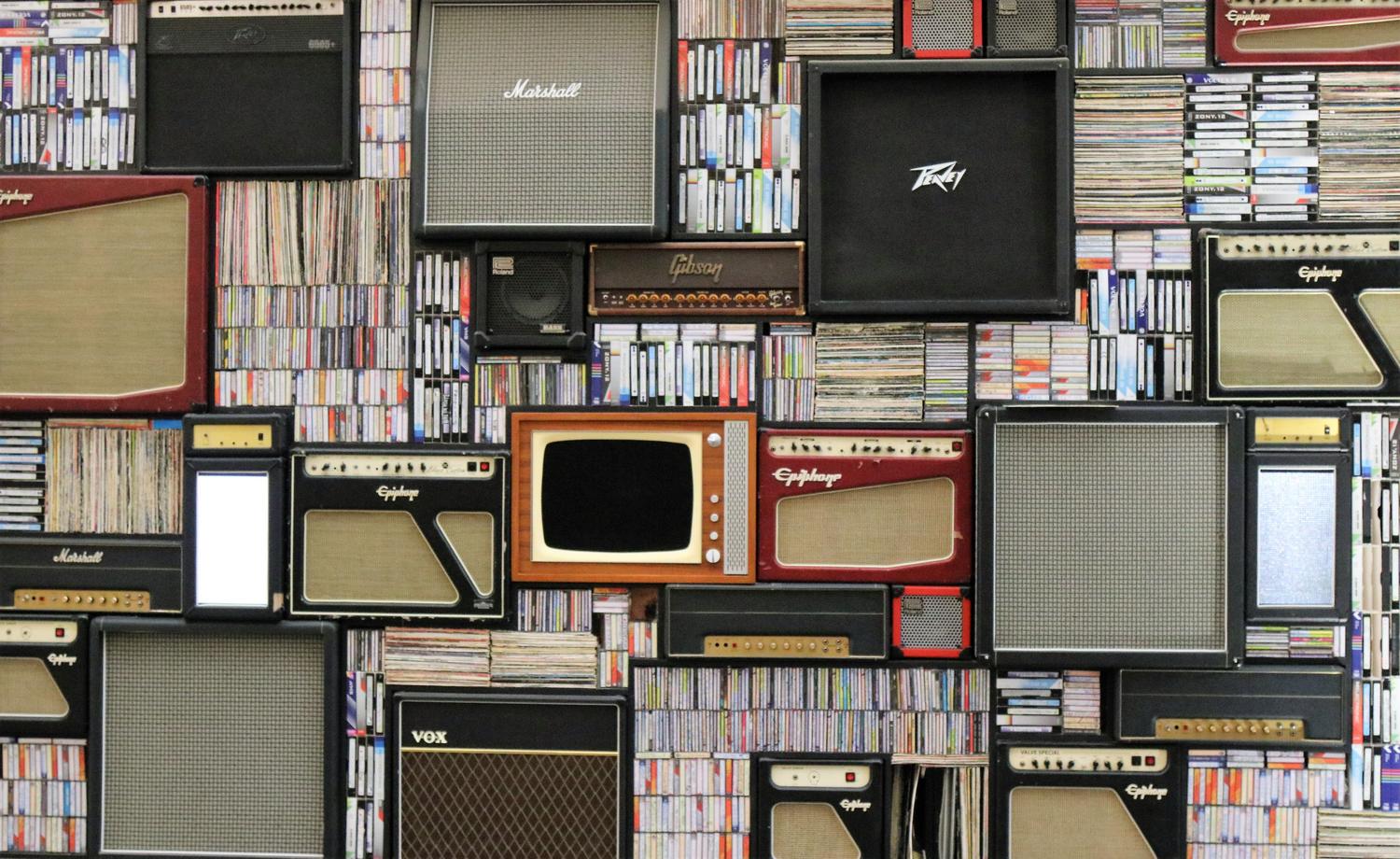 Muro de equipos de sonido vintage y amplificadores, conectando el contenido con la pasión por el audio de alta fidelidad (Hi-Fi).