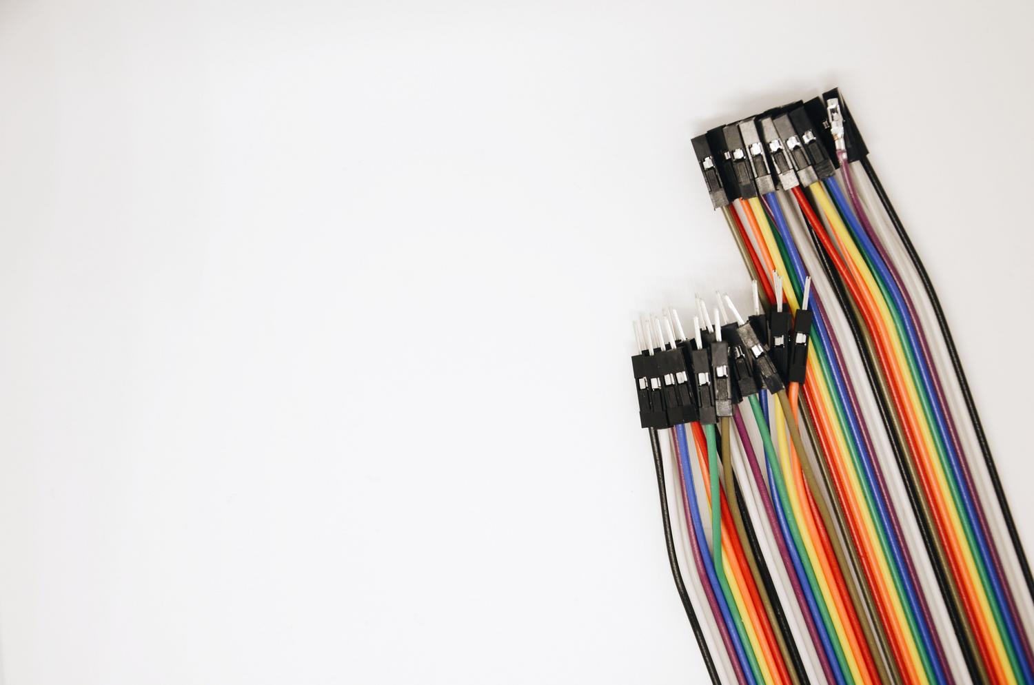 Conjunto de cables jumper coloridos utilizados para realizar conexiones eléctricas entre la Raspberry Pi y otros componentes.
