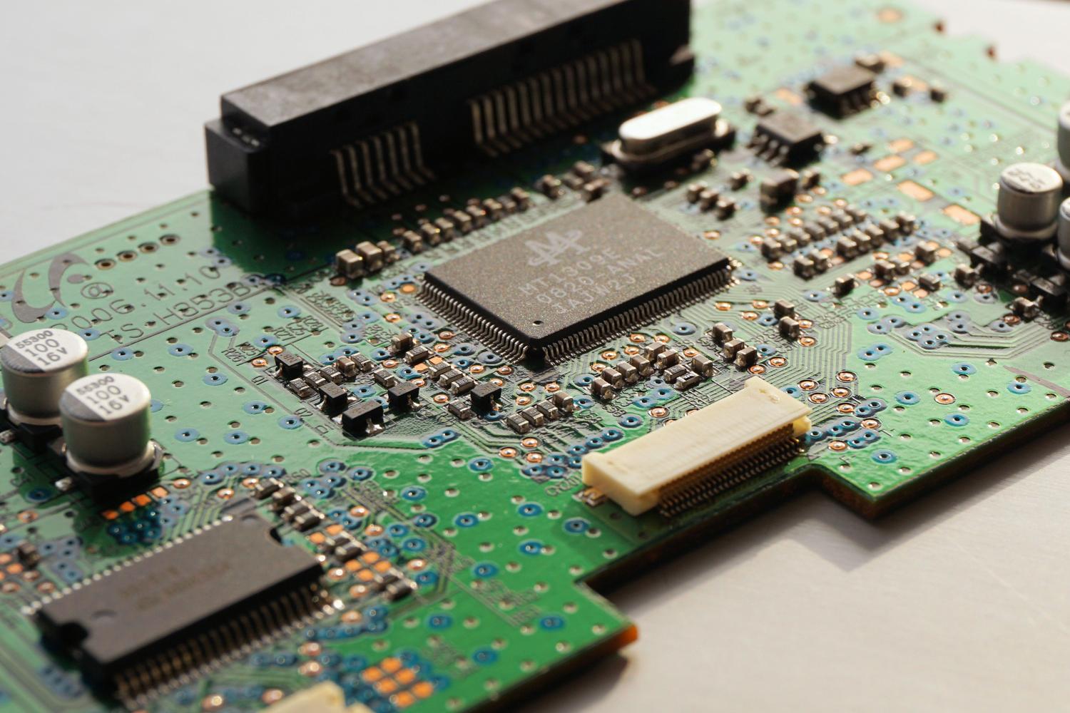 Plano detalle de una placa de circuito electrónico representando el hardware de la Raspberry Pi Zero. Plano detalle de una placa de circuito electrónico representando el hardware de la Raspberry Pi Zero.