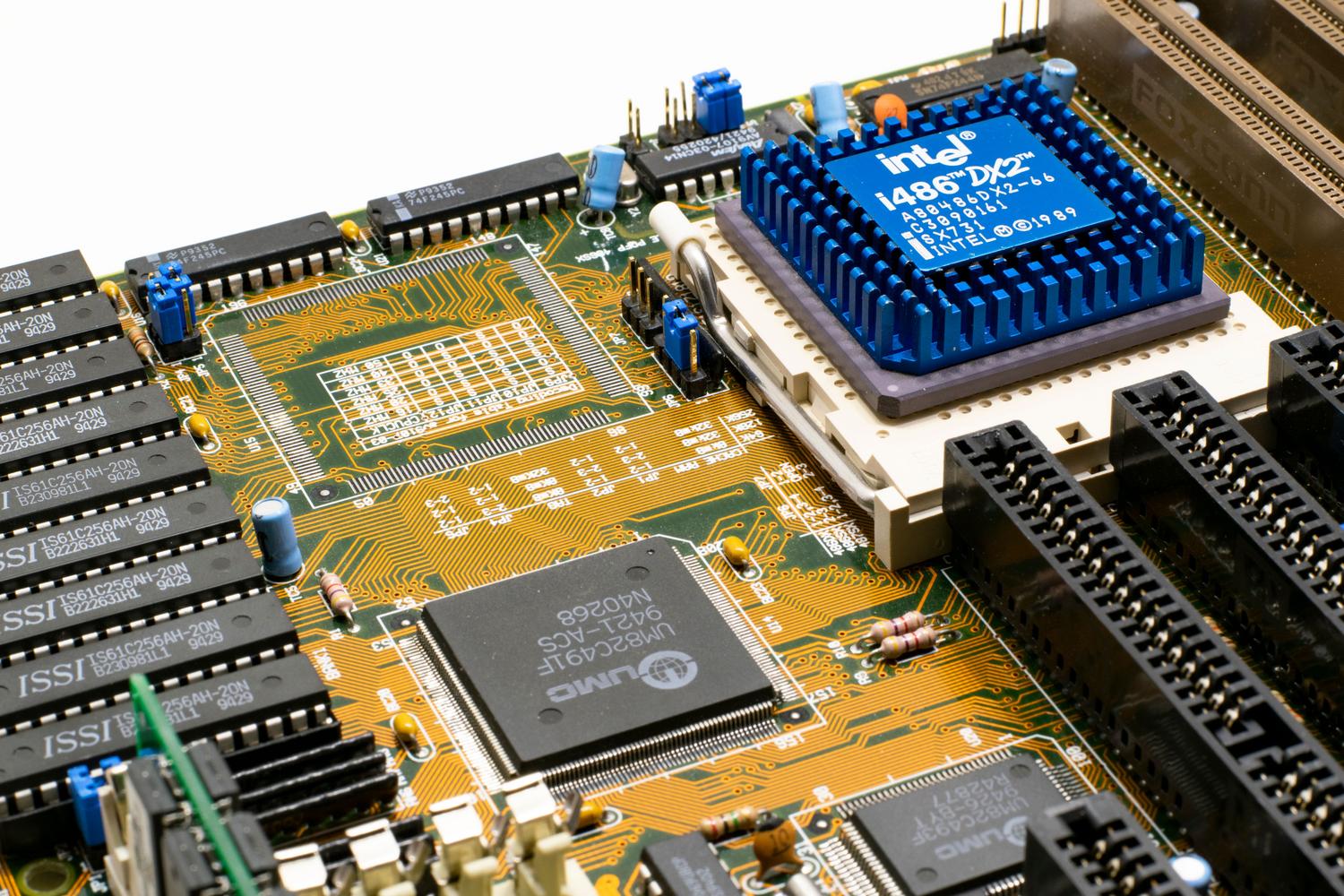 Detalle de una placa base de ordenador con el procesador instalado, representando el hardware necesario para montar un servidor. Detalle de una placa base de ordenador con el procesador instalado, representando el hardware necesario para montar un servidor.