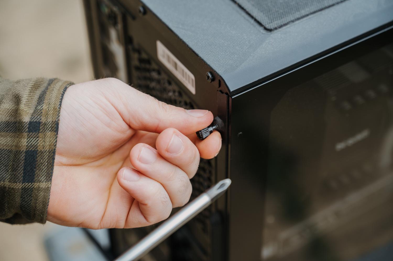Persona realizando mantenimiento a un PC de sobremesa, abriendo la caja del ordenador para instalar componentes. Persona realizando mantenimiento a un PC de sobremesa, abriendo la caja del ordenador para instalar componentes.