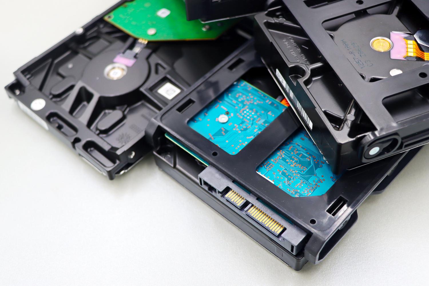 Pila de discos duros internos (HDD) sobre fondo blanco, representando la capacidad de almacenamiento masivo de un NAS. Pila de discos duros internos (HDD) sobre fondo blanco, representando la capacidad de almacenamiento masivo de un NAS.