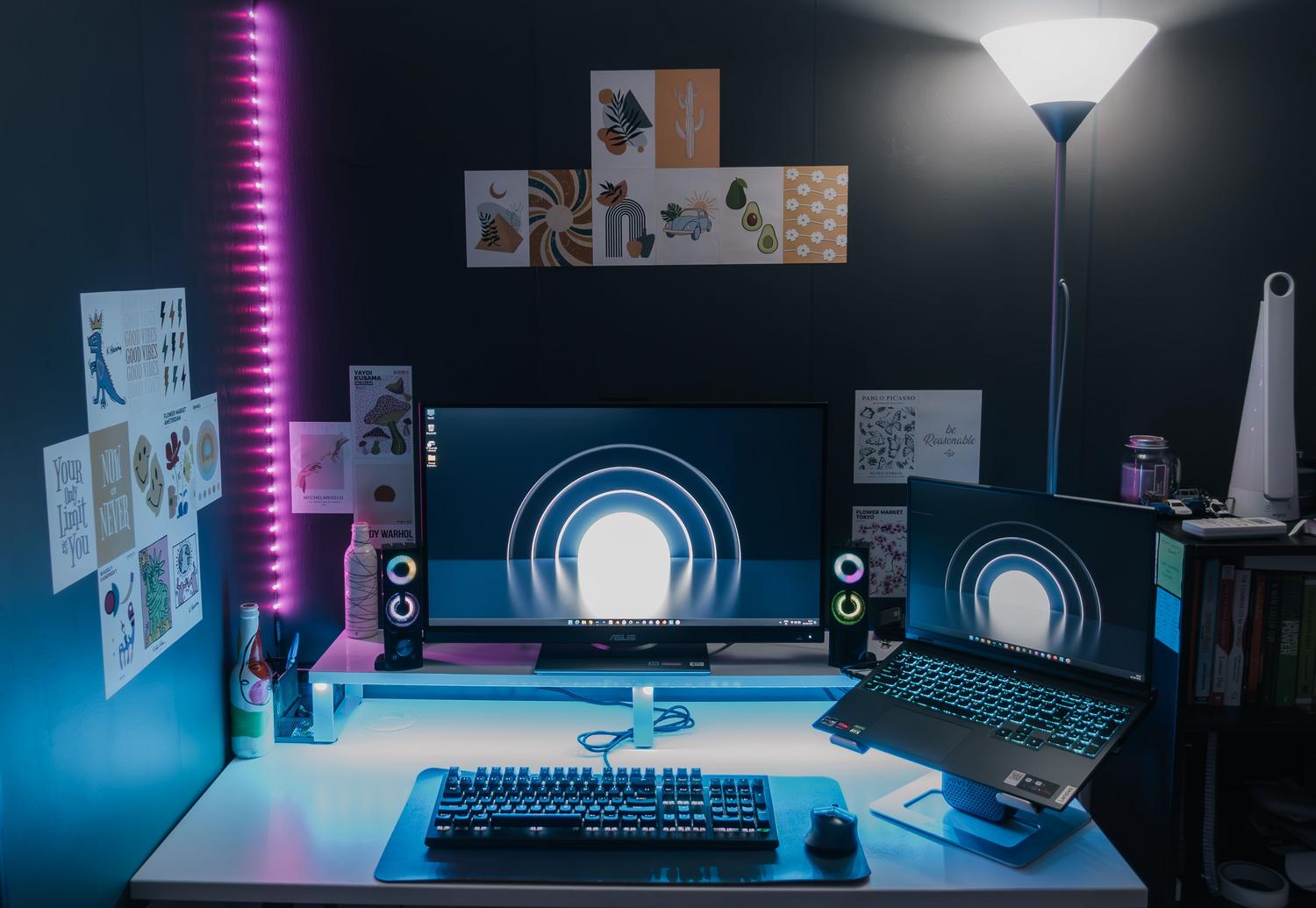 Setup gaming moderno con iluminación ambiental LED integrada en el escritorio y monitores