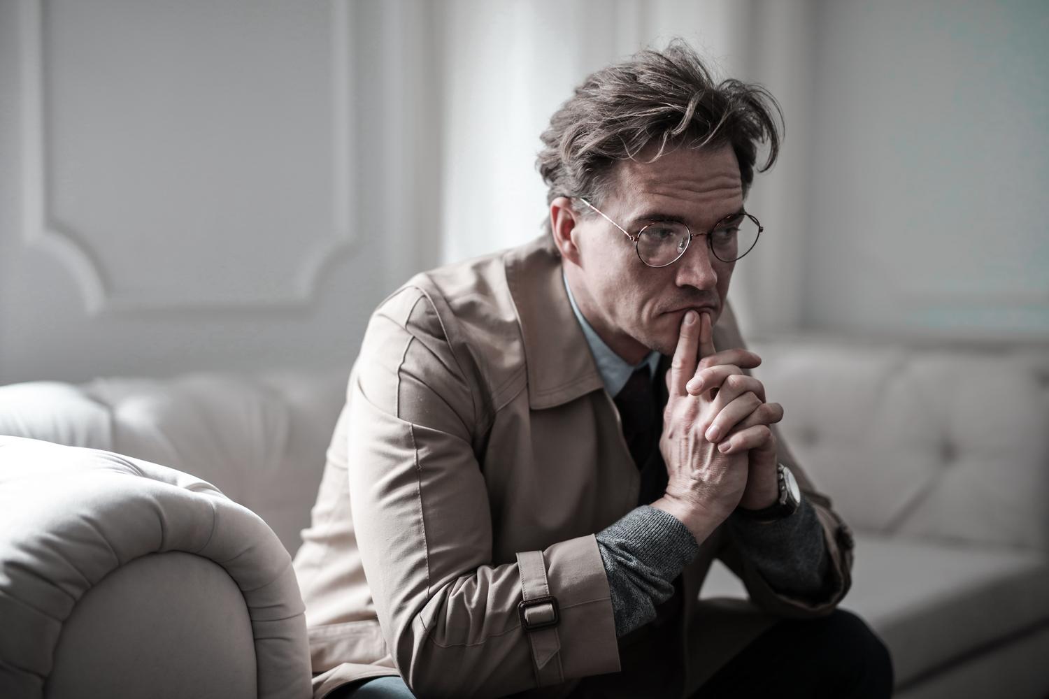 Hombre en actitud reflexiva e introspectiva representando los procesos psicológicos internos y el análisis personal. Hombre en actitud reflexiva e introspectiva representando los procesos psicológicos internos y el análisis personal.