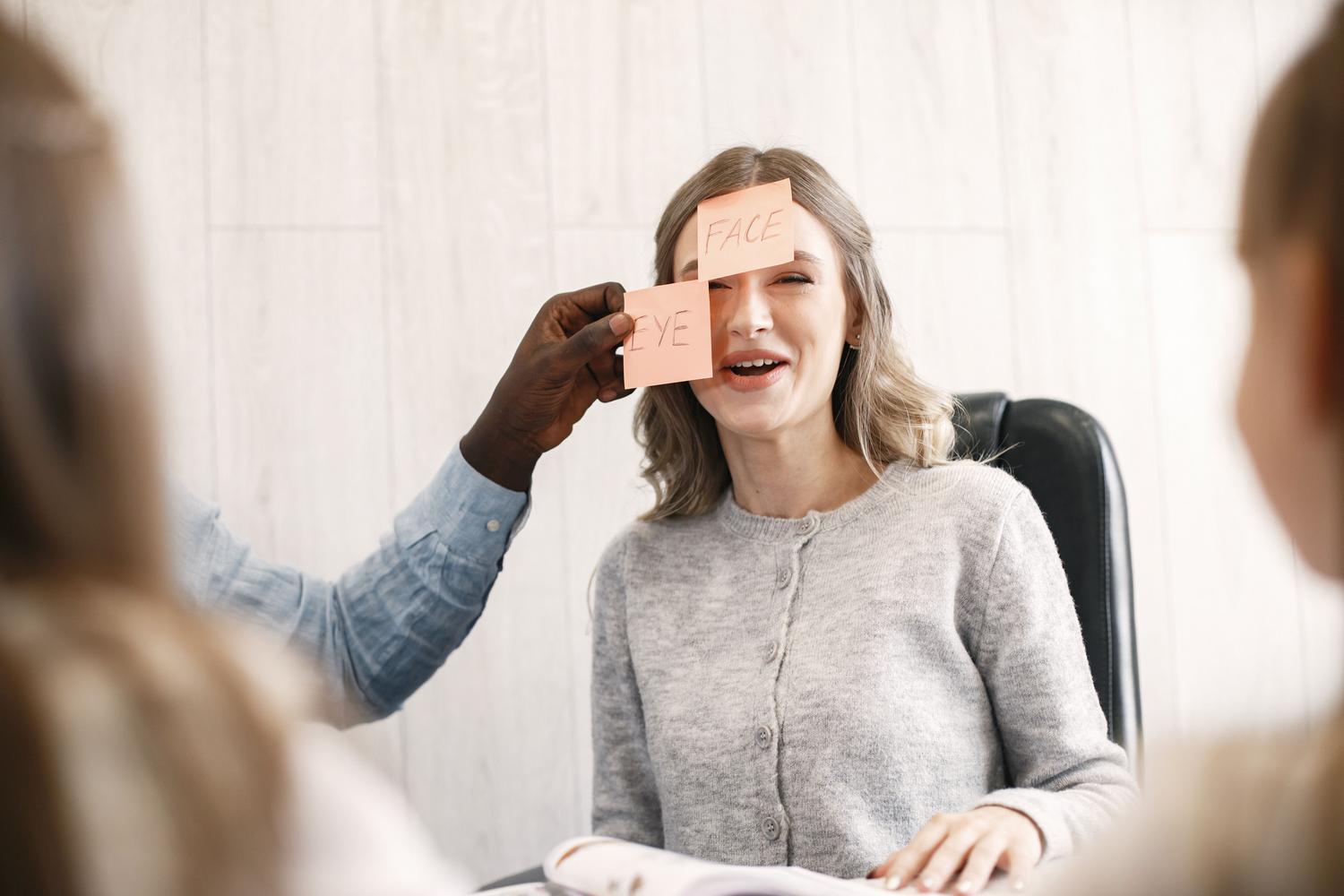 Dinámica de grupo positiva en la oficina fomentando el trabajo en equipo y el clima laboral saludable a través del juego. Dinámica de grupo positiva en la oficina fomentando el trabajo en equipo y el clima laboral saludable a través del juego.