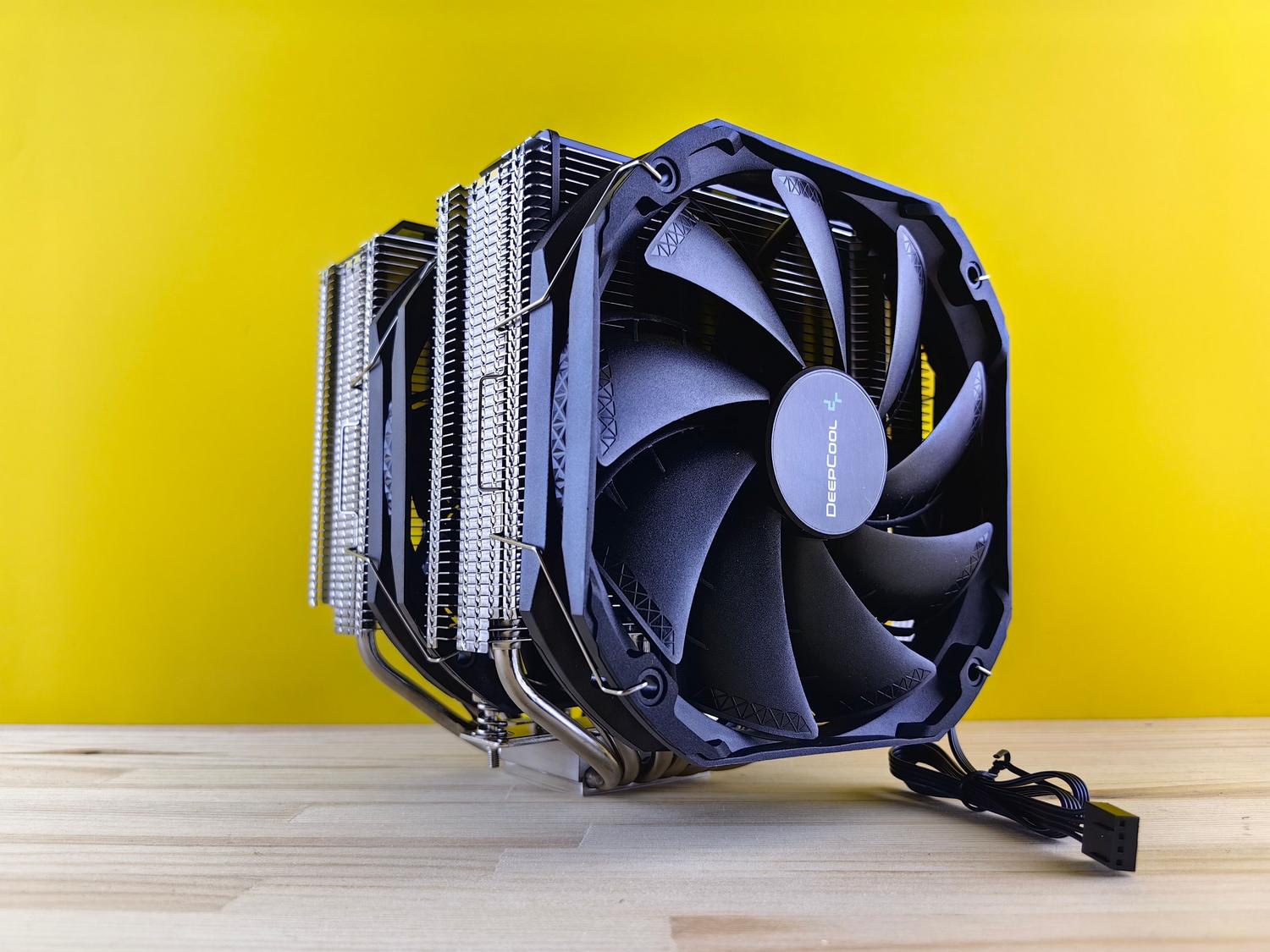 Ventilador de disipador de CPU de alto rendimiento sobre una superficie de madera