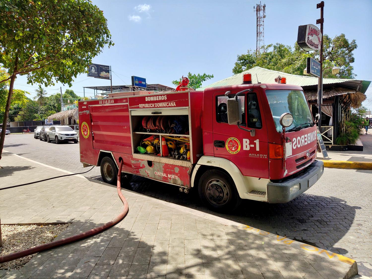 Camión de bomberos equipado y listo para intervenir en una emergencia urbana o incendio.