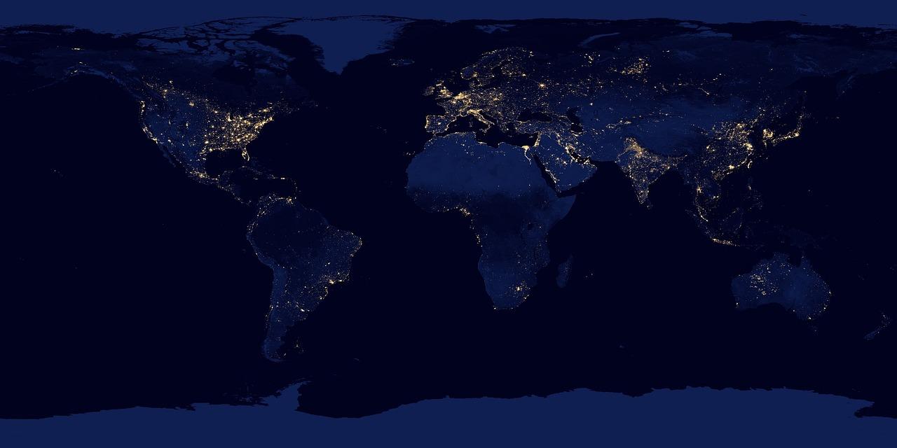 Mapa satelital de la Tierra de noche, representando la capacidad de mapeo y visualización global en tiempo real.
