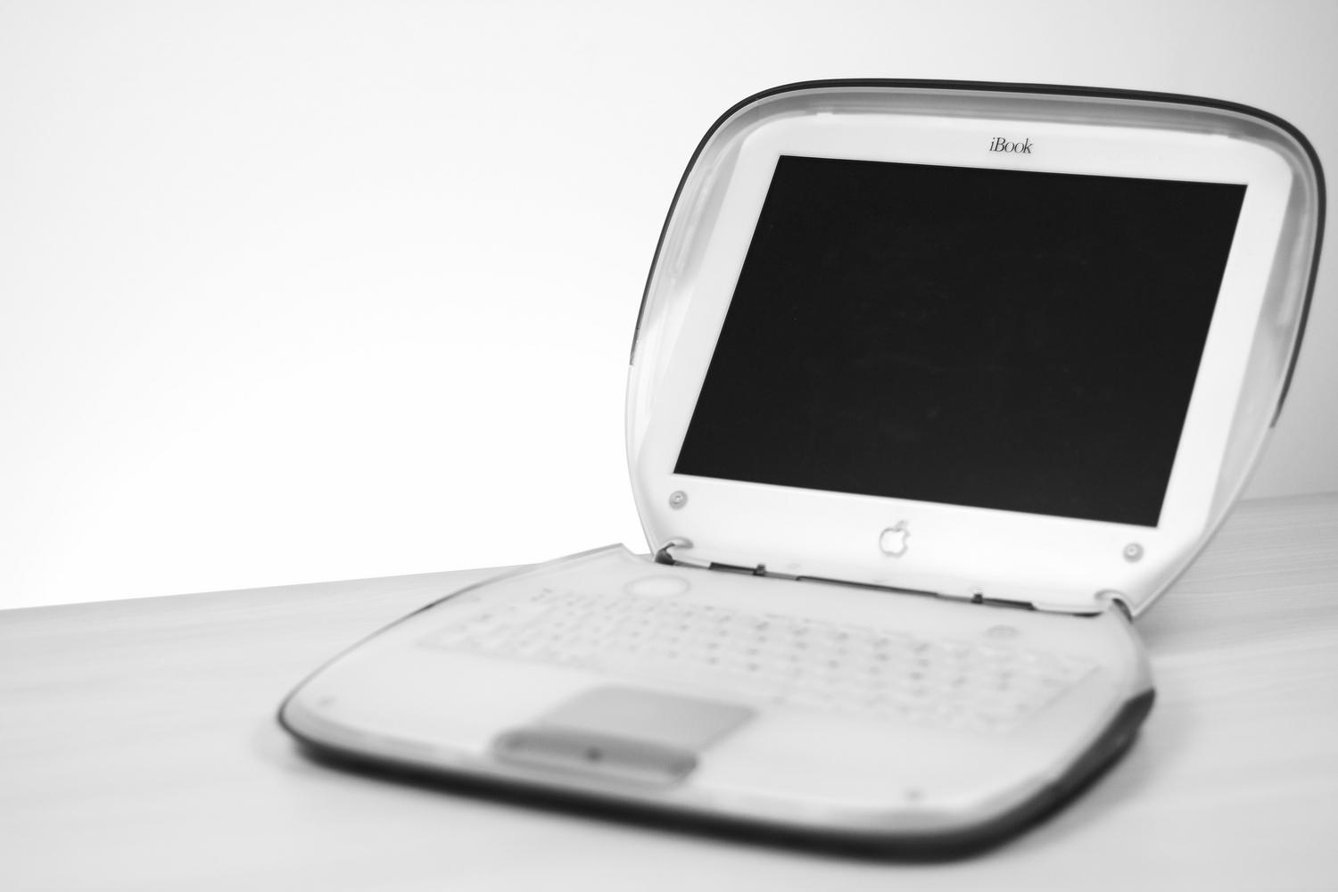 Portátil Apple iBook G3 antiguo sobre un escritorio, representando un PC viejo con poca memoria RAM
