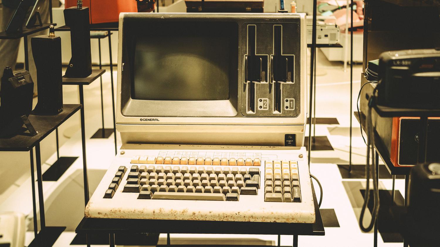 Computadora antigua de estilo retro en una exhibición, ilustrando el concepto de reliquia informática para distros ultra ligeras