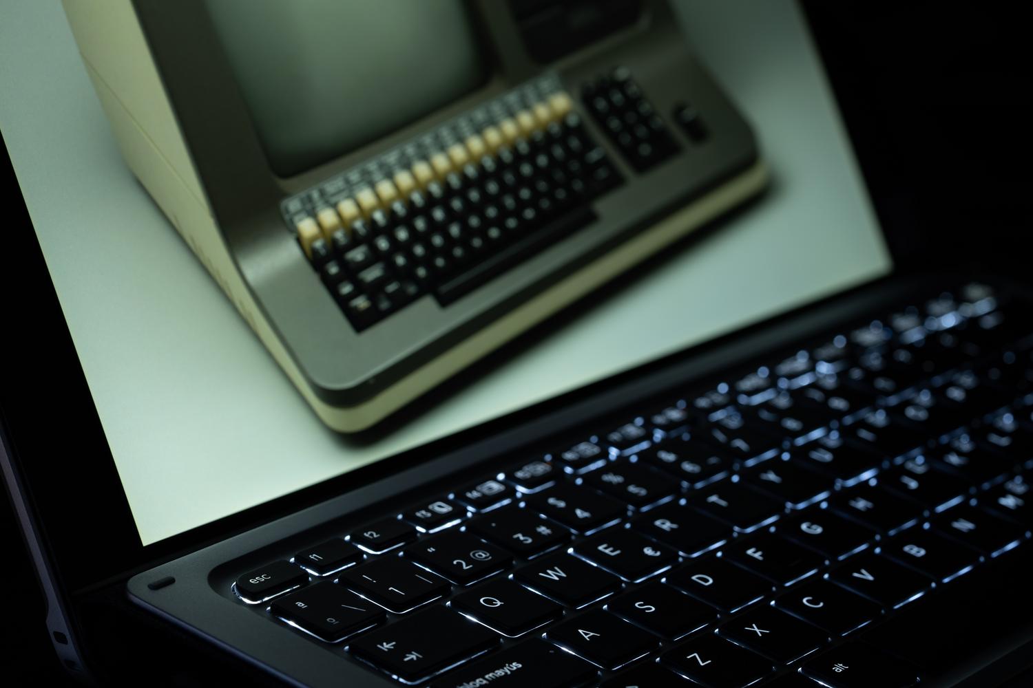Reflejo de un ordenador antiguo en un portátil moderno, simbolizando la capacidad de Linux para dar una segunda vida a hardware antiguo.