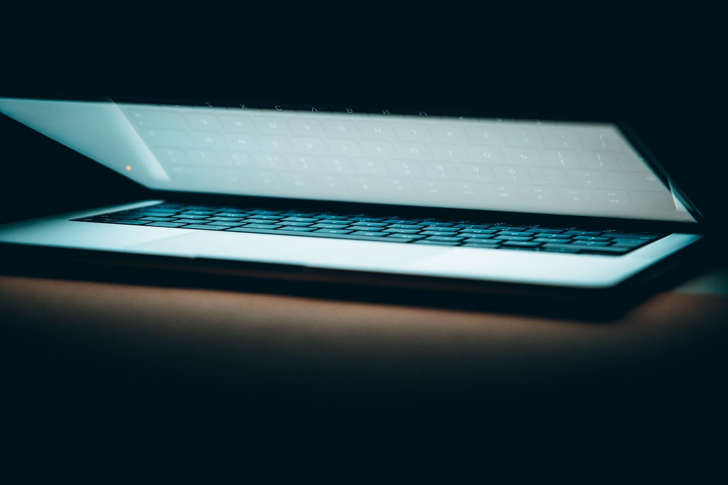 Primer plano de un ordenador portátil sobre una superficie de madera, utilizado para la sección de causas específicas en laptops. Primer plano de un ordenador portátil sobre una superficie de madera, utilizado para la sección de causas específicas en laptops.