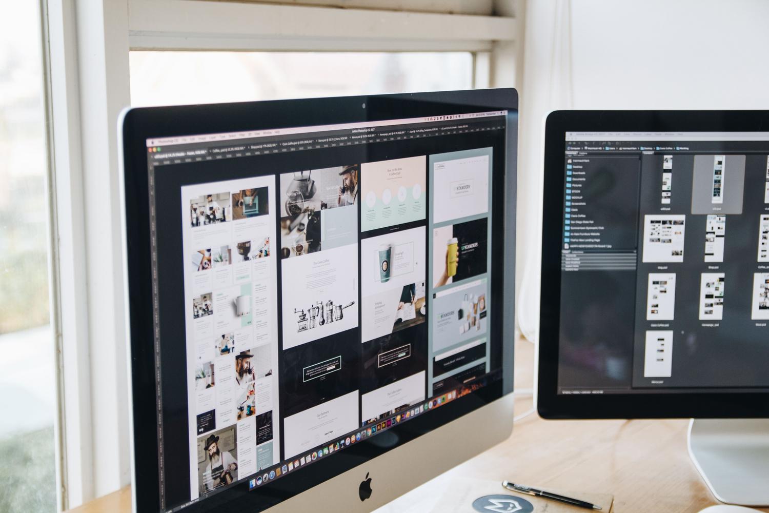 Configuración de escritorio moderna con monitores duales, ideal para ilustrar el entorno donde ocurre el parpadeo de pantalla. Configuración de escritorio moderna con monitores duales, ideal para ilustrar el entorno donde ocurre el parpadeo de pantalla.