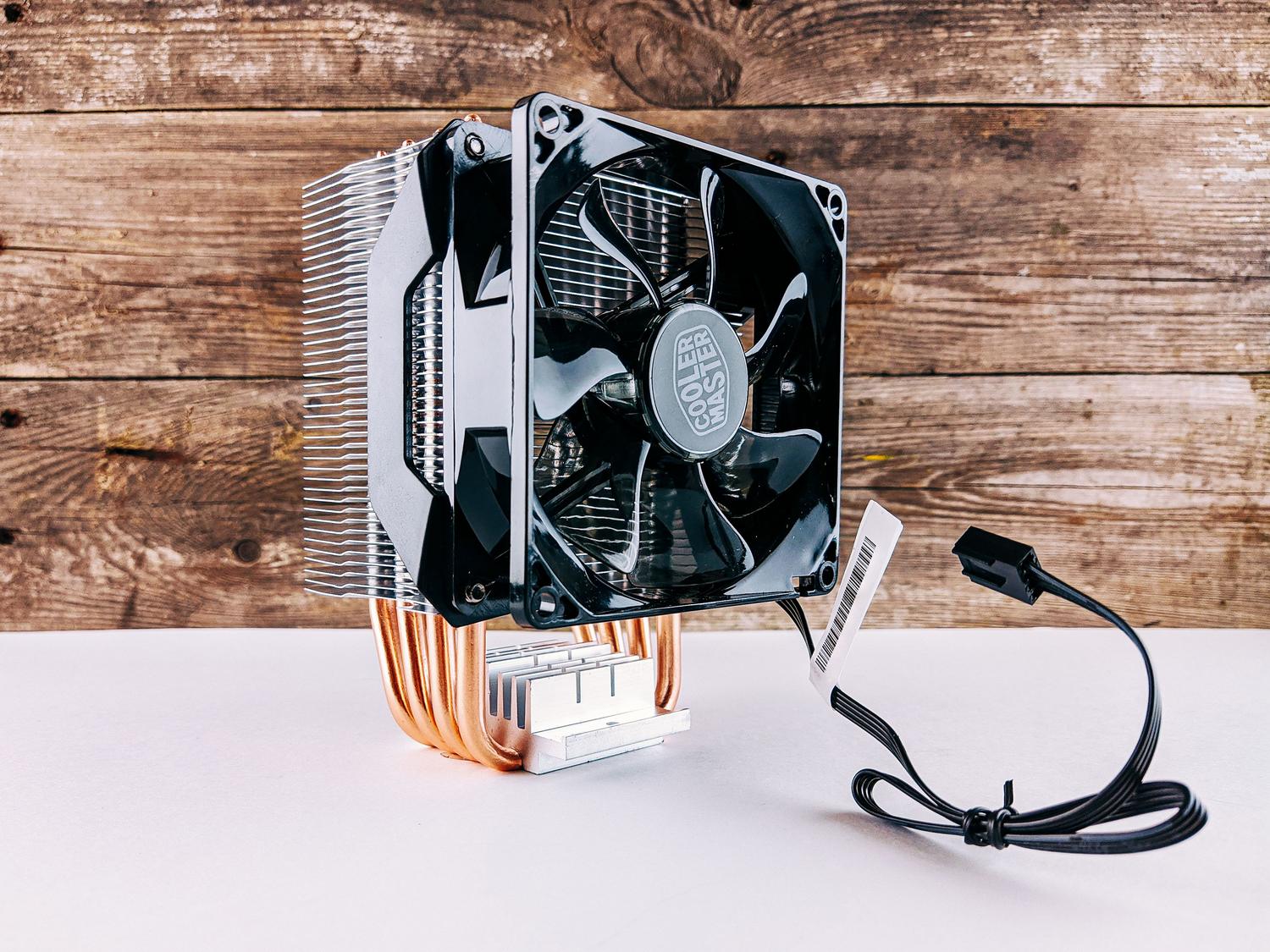 Detalle de un ventilador y disipador de calor para CPU, esenciales para evitar el estrangulamiento térmico.