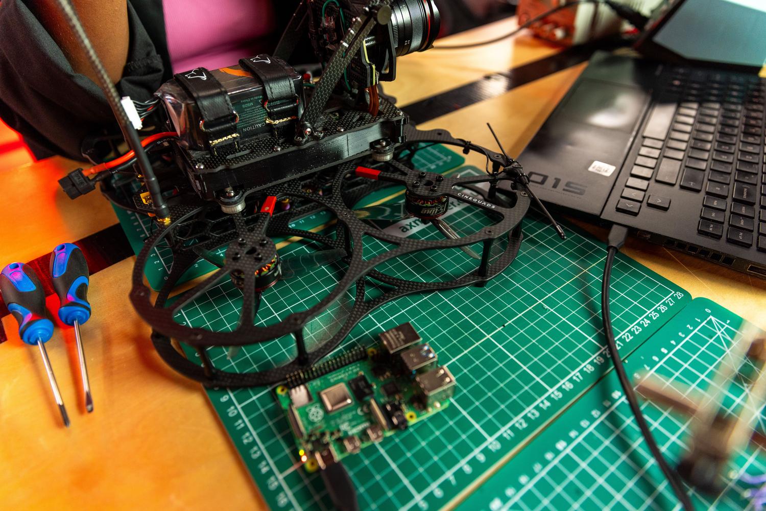 Entorno de trabajo tecnológico con portátil y placas de circuito sobre la mesa, evocando el concepto de 'home lab' o laboratorio casero.