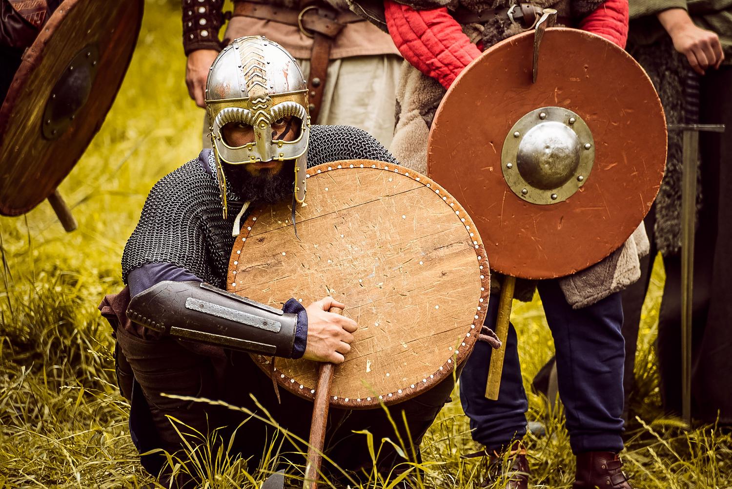Guerreros vikingos con armadura y escudos representando la esencia cooperativa del mundo de Valheim