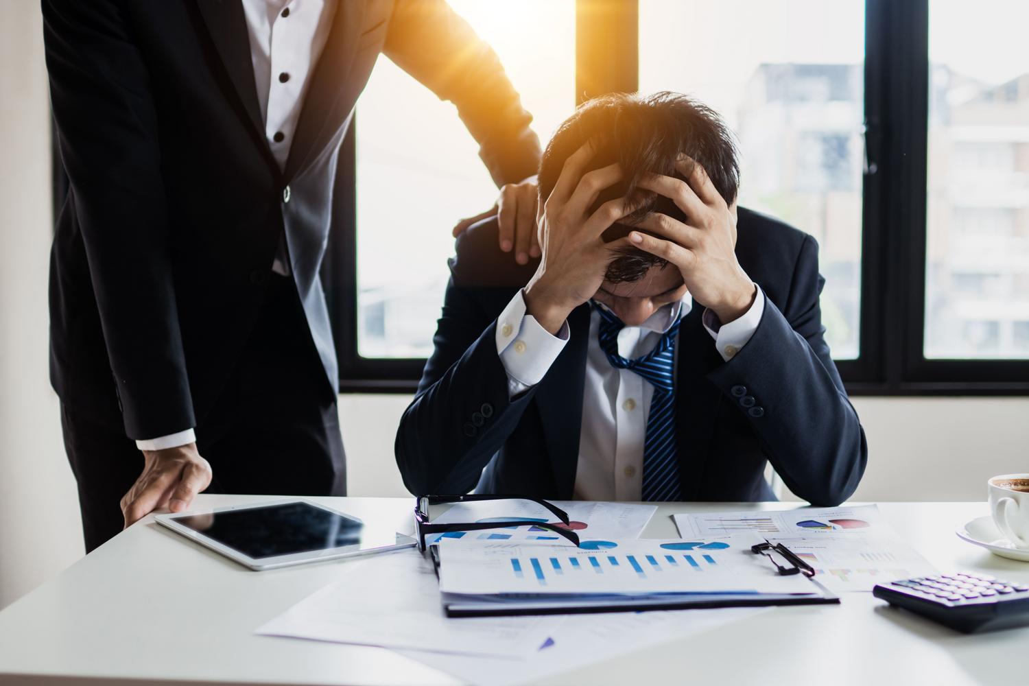 Empresario estresado y abrumado rodeado de informes en una oficina, simbolizando la cultura del miedo al error y la aversión al riesgo. Empresario estresado y abrumado rodeado de informes en una oficina, simbolizando la cultura del miedo al error y la aversión al riesgo.
