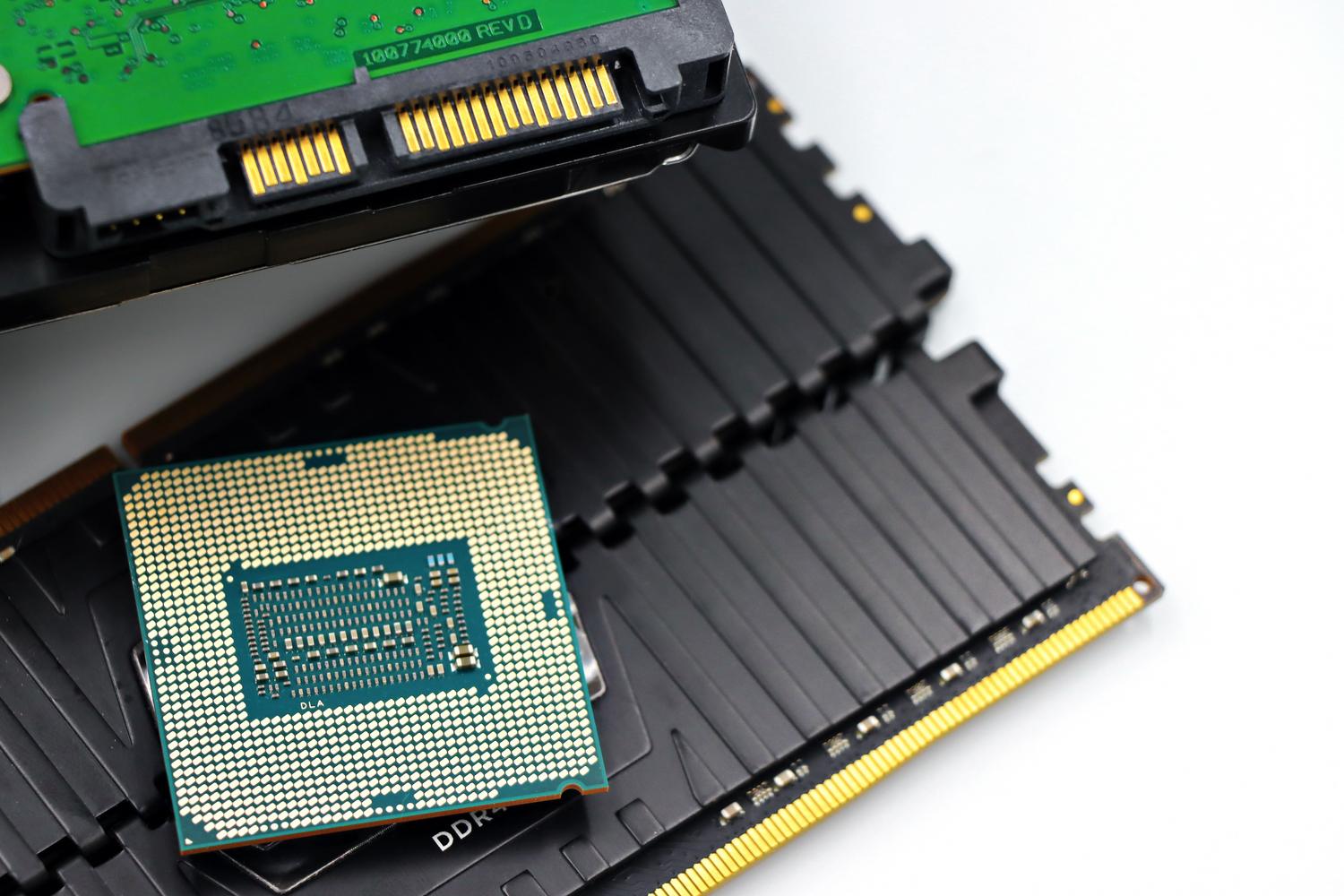 Componentes de hardware de PC, incluyendo módulos de memoria RAM y un procesador CPU