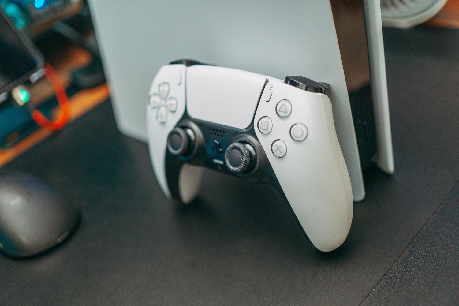 Consola PlayStation 5 y mando DualSense, ejemplo de fuente de contenido nativo en resolución 4K para el hogar.