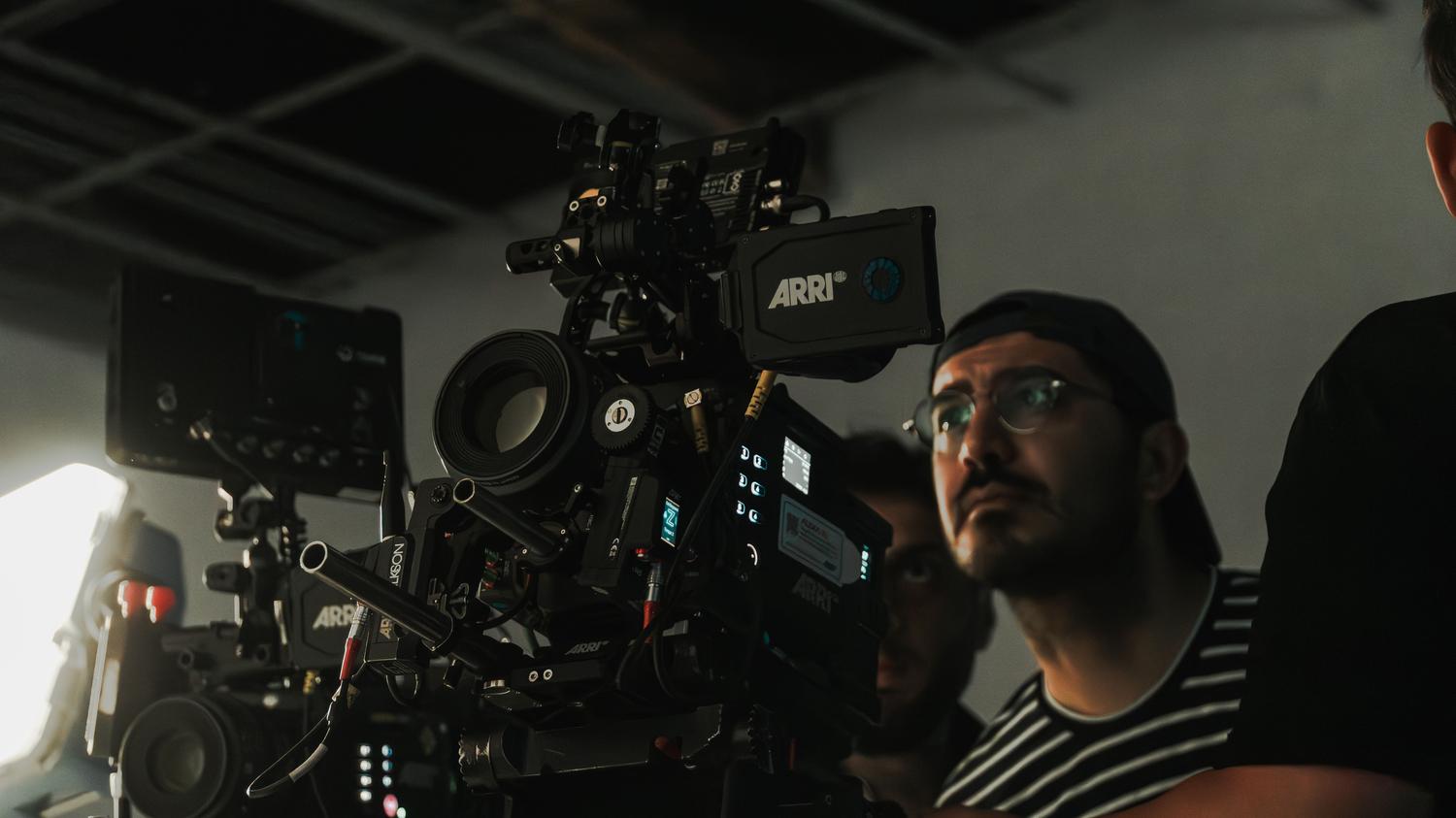 Set de rodaje profesional con equipo de cine de alta gama, ilustrando las raíces técnicas del formato 4K.