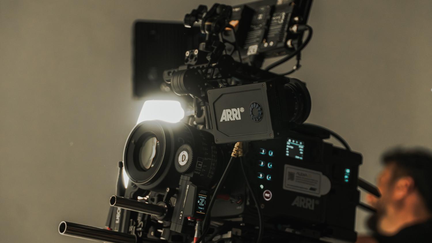 Primer plano de una cámara de cine profesional ARRI, símbolo de la alta resolución y el origen del estándar 4K en la industria cinematográfica.