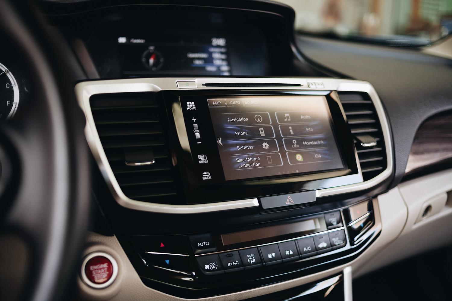 Pantalla de infoentretenimiento de un coche moderno mostrando el sistema de navegación.