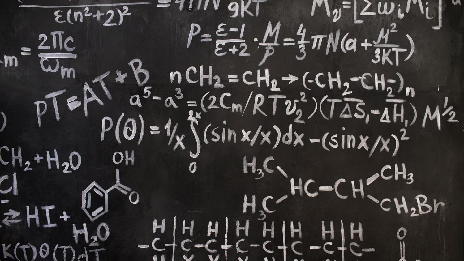 Primer plano de ecuaciones matemáticas complejas escritas en una pizarra, representando el desafío teórico del problema de Navier-Stokes.