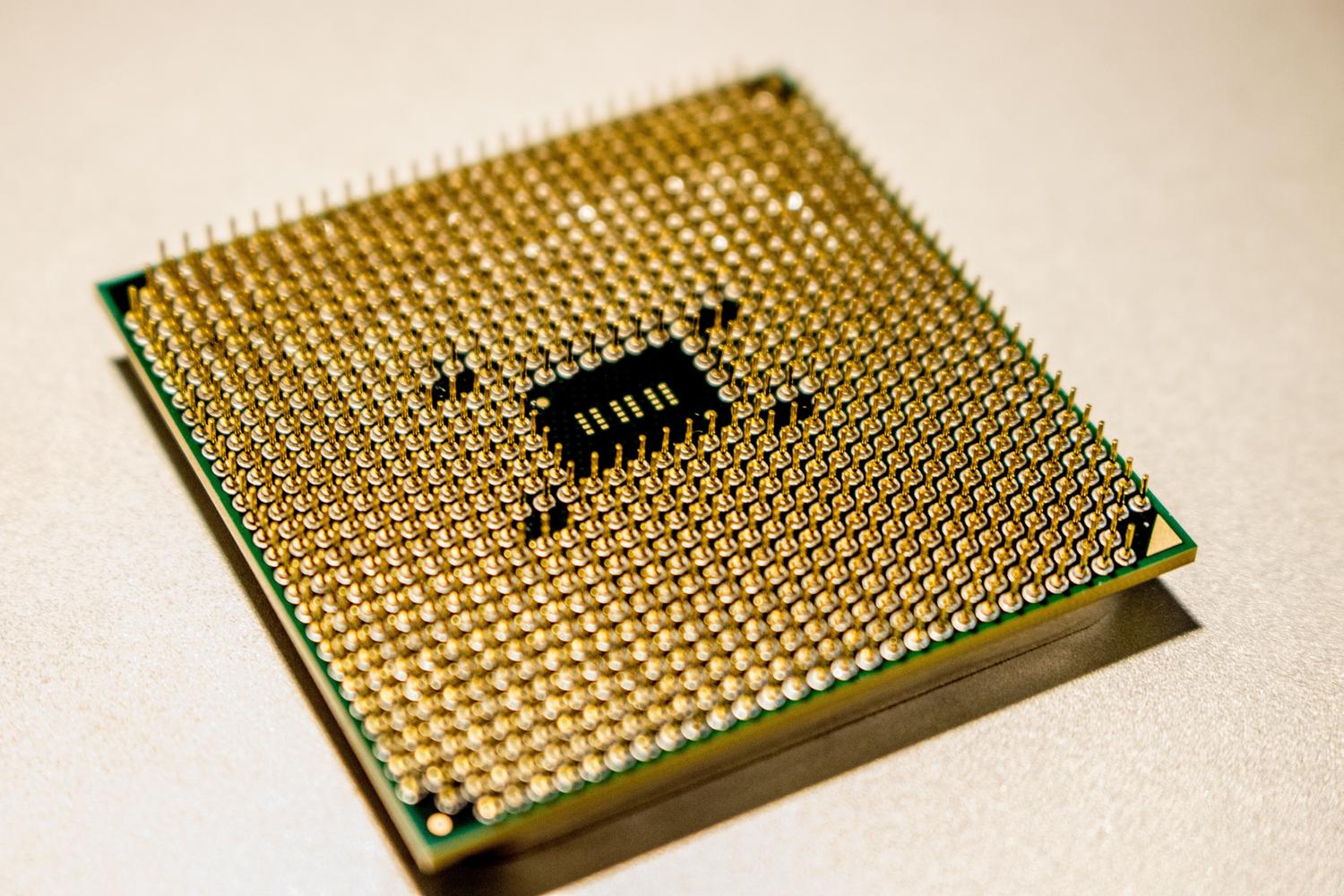 Detalle macro de un microprocesador dorado, simbolizando la vanguardia de la arquitectura de 3nm de TSMC para la PlayStation 6. Detalle macro de un microprocesador dorado, simbolizando la vanguardia de la arquitectura de 3nm de TSMC para la PlayStation 6.