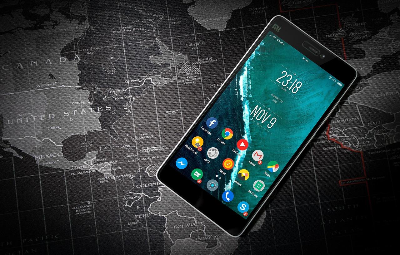Pantalla de smartphone Android mostrando diversas aplicaciones instaladas, ilustrando el conjunto de apps que suelen consumir más batería en segundo plano. Pantalla de smartphone Android mostrando diversas aplicaciones instaladas, ilustrando el conjunto de apps que suelen consumir más batería en segundo plano.