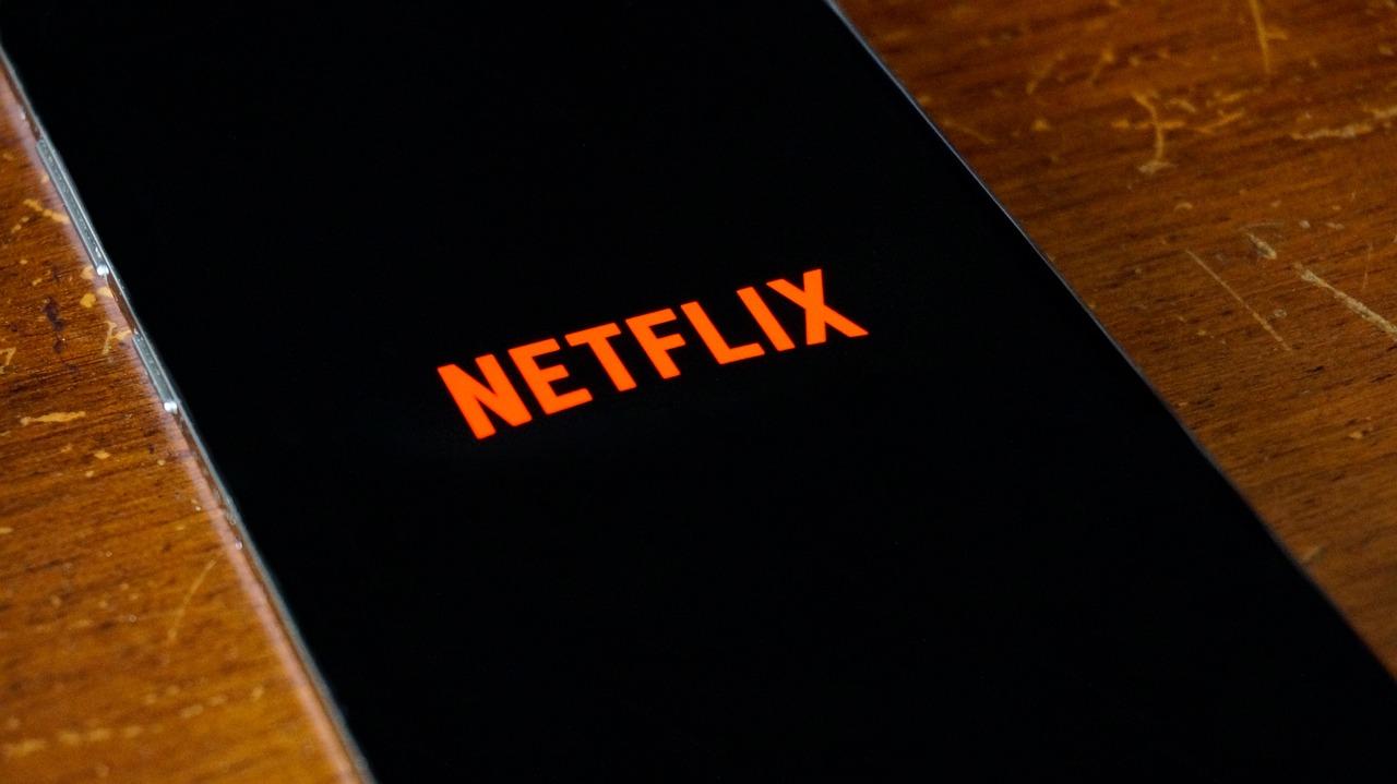 Uso de una plataforma de streaming de vídeo en un smartphone, representando una de las actividades que más rápido agotan la batería del móvil.