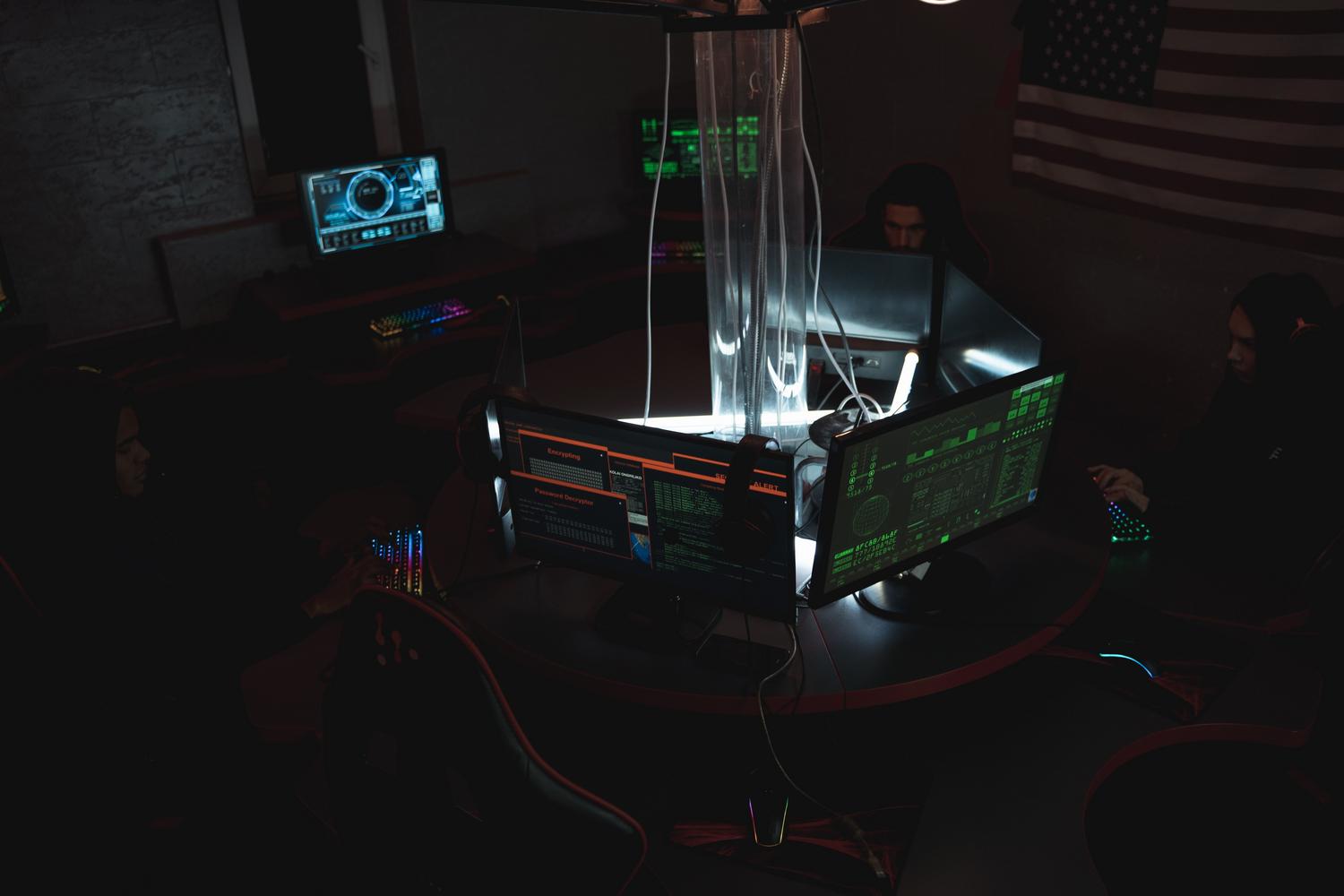 Equipo de expertos en ciberseguridad analizando datos en un centro de operaciones (SOC) para proteger sistemas contra ataques de malware.