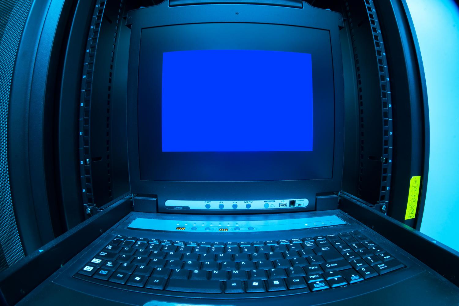 Pantalla con error técnico en un centro de datos, ilustrando fallos críticos del sistema