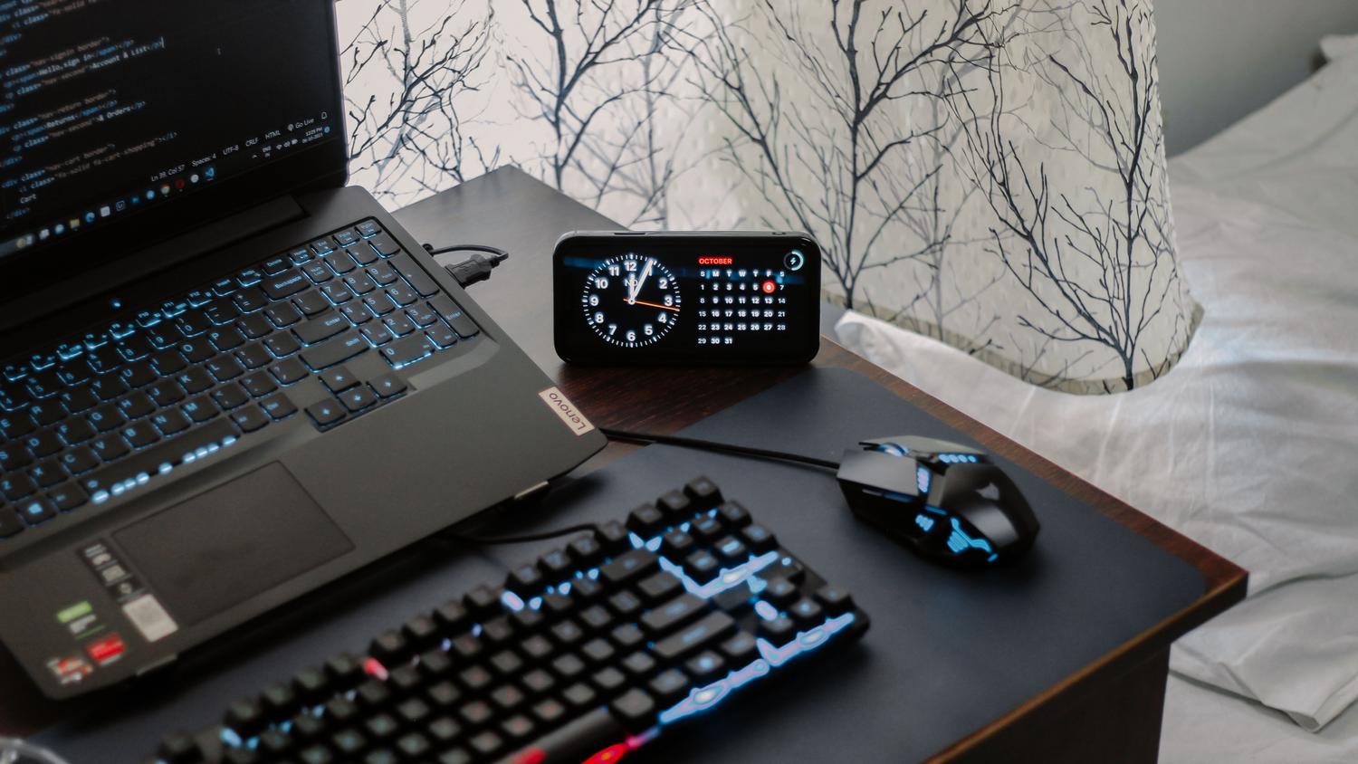 Escritorio moderno con portátil y periféricos gaming, representando la versatilidad de los equipos sin gráfica dedicada para trabajo y juego.