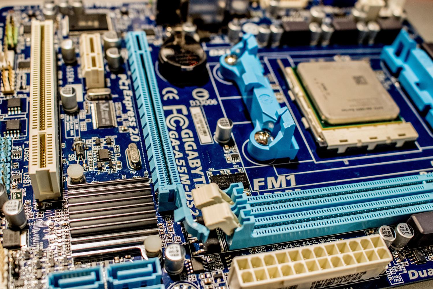 Primer plano de un módulo de memoria RAM sobre una placa base, destacando la importancia del doble canal para las iGPU.