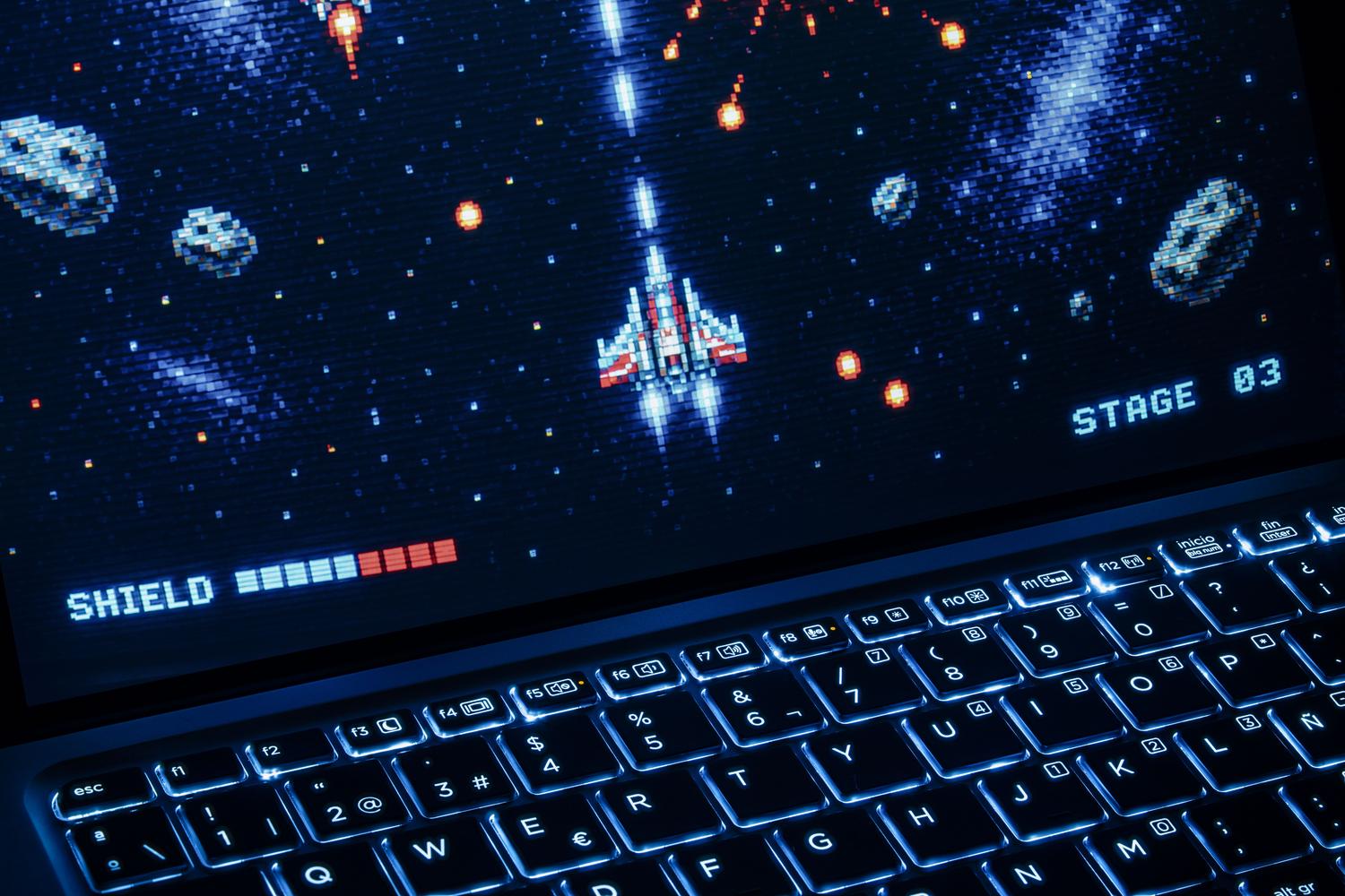 Un juego de disparos retro estilo arcade ejecutándose en la pantalla de un portátil, perfecto para la sección de joyas indie y estrategia.