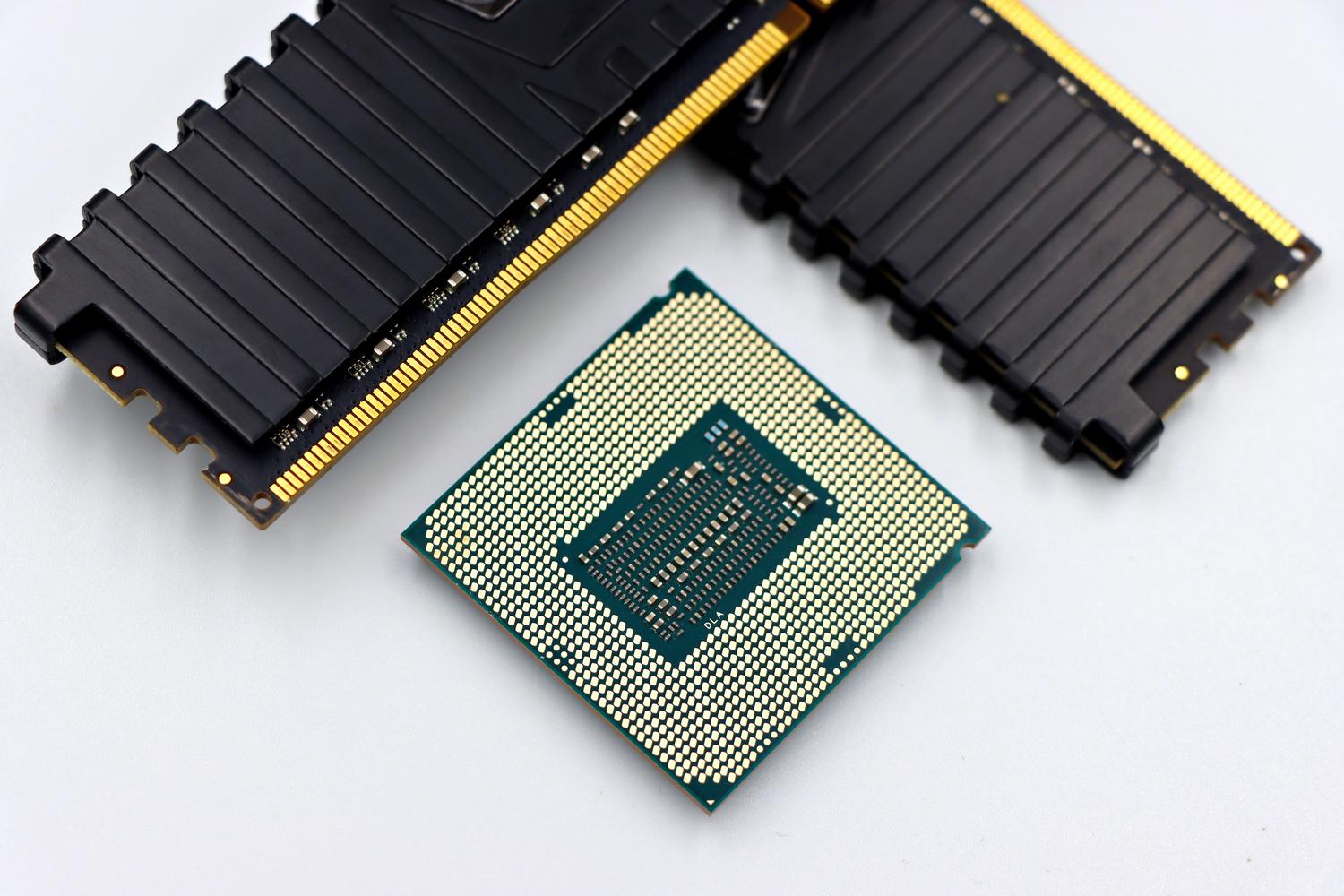 Componentes de hardware de PC, incluyendo un procesador y módulos de memoria RAM sobre un fondo blanco, ideal para ilustrar la compatibilidad de plataformas.